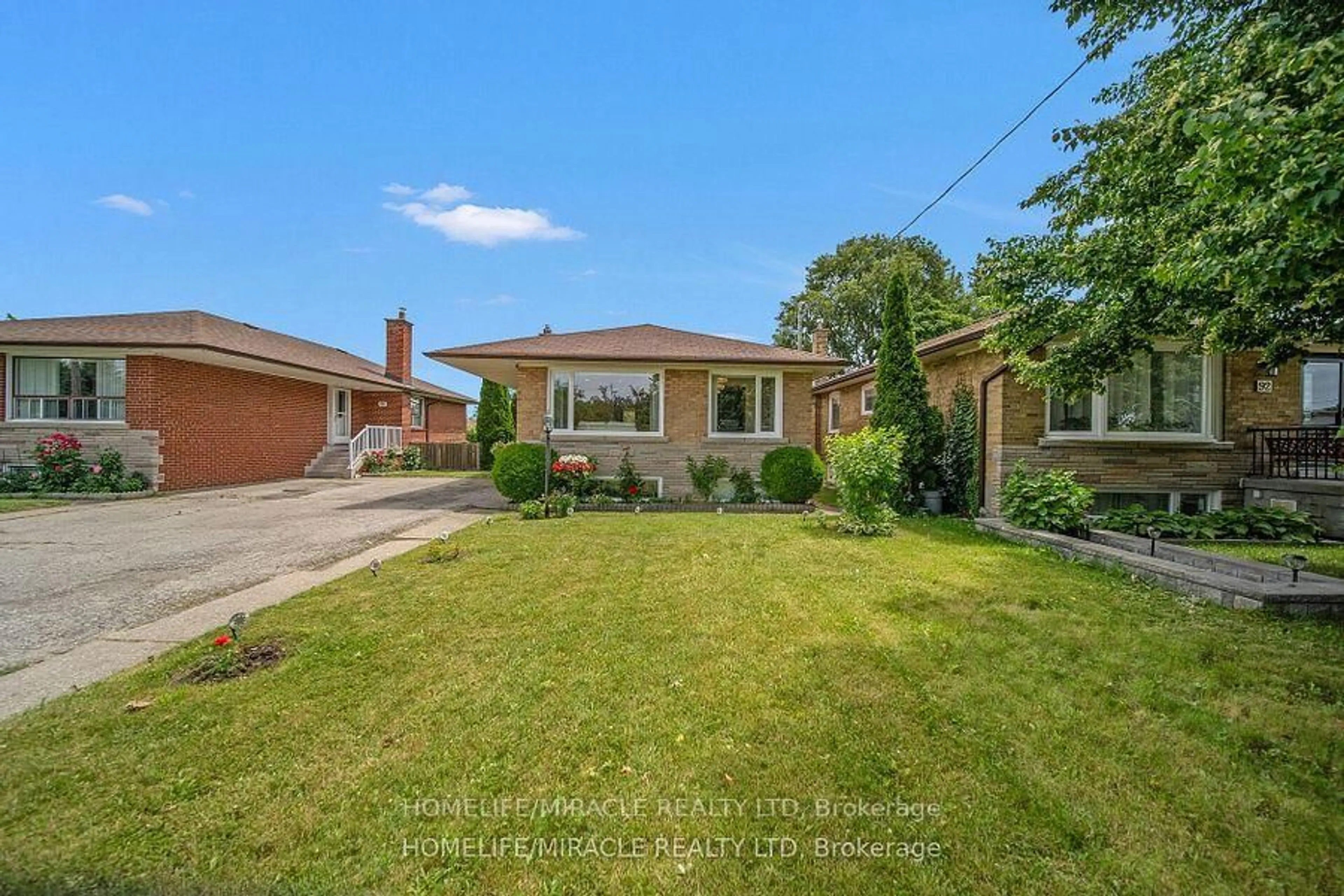 A pic from outside/outdoor area/front of a property/back of a property/a pic from drone, street for 90 Deanvar Ave, Toronto Ontario M1R 2N3