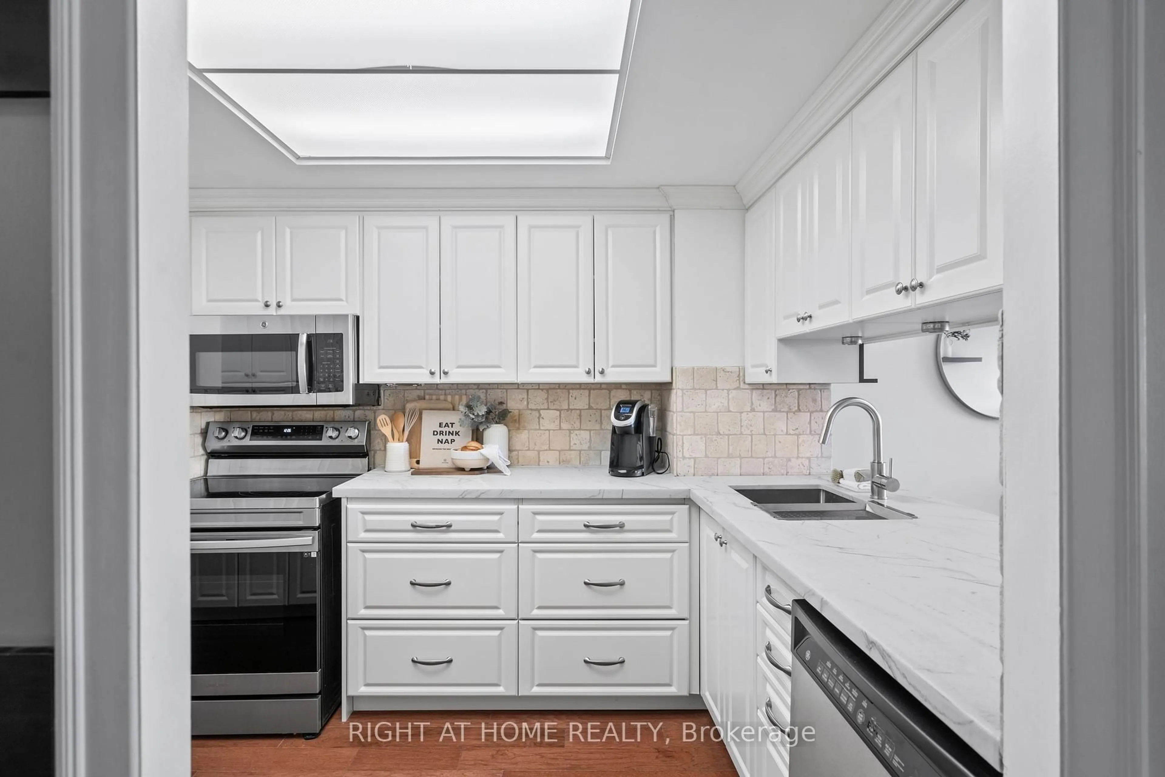 Standard kitchen, ceramic/tile floor for 712 Rossland Rd #415, Whitby Ontario L1N 9E8