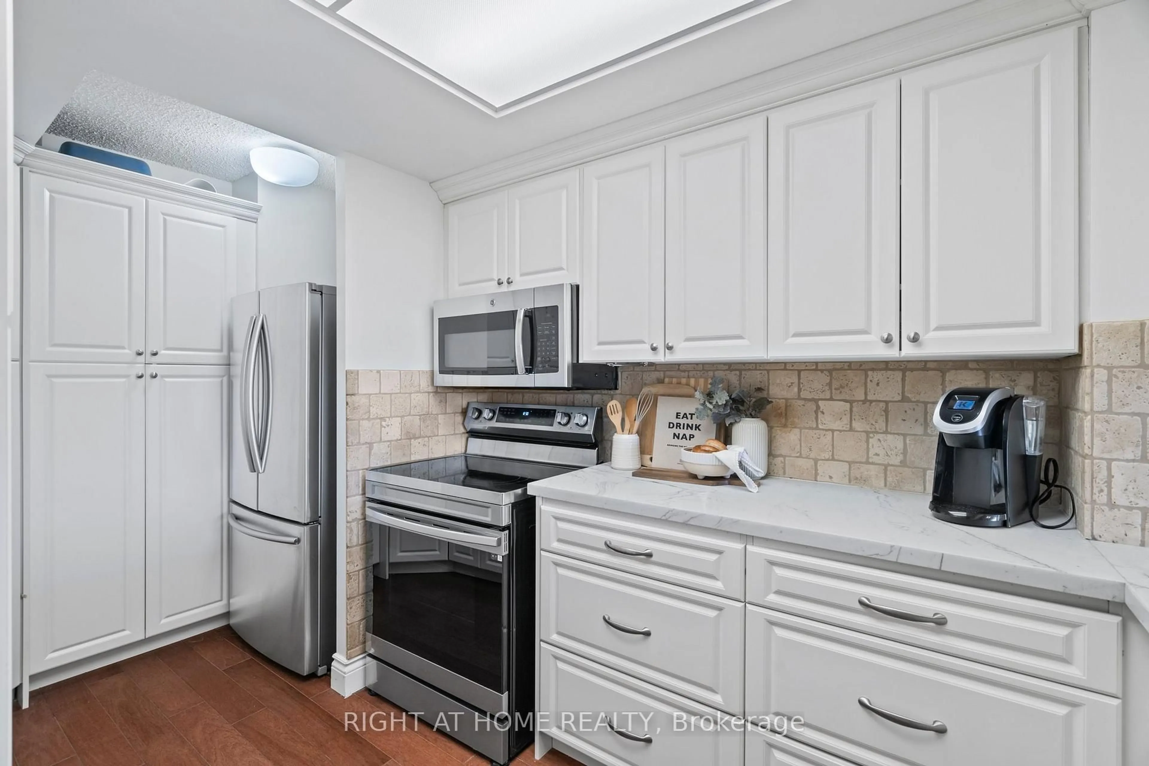 Standard kitchen, ceramic/tile floor for 712 Rossland Rd #415, Whitby Ontario L1N 9E8