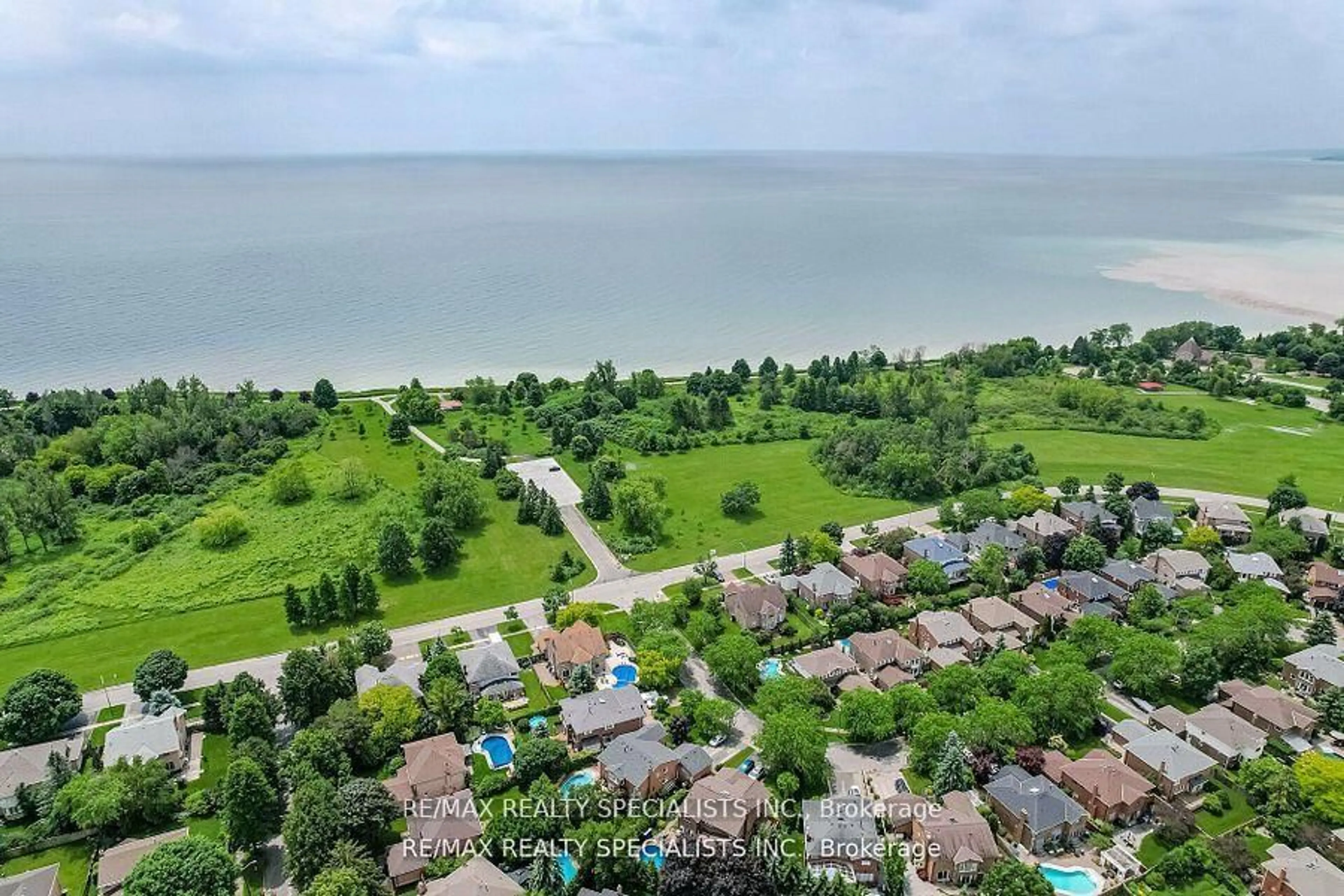 A pic from outside/outdoor area/front of a property/back of a property/a pic from drone, water/lake/river/ocean view for 72 Farrow Cres, Ajax Ontario L1S 4W5