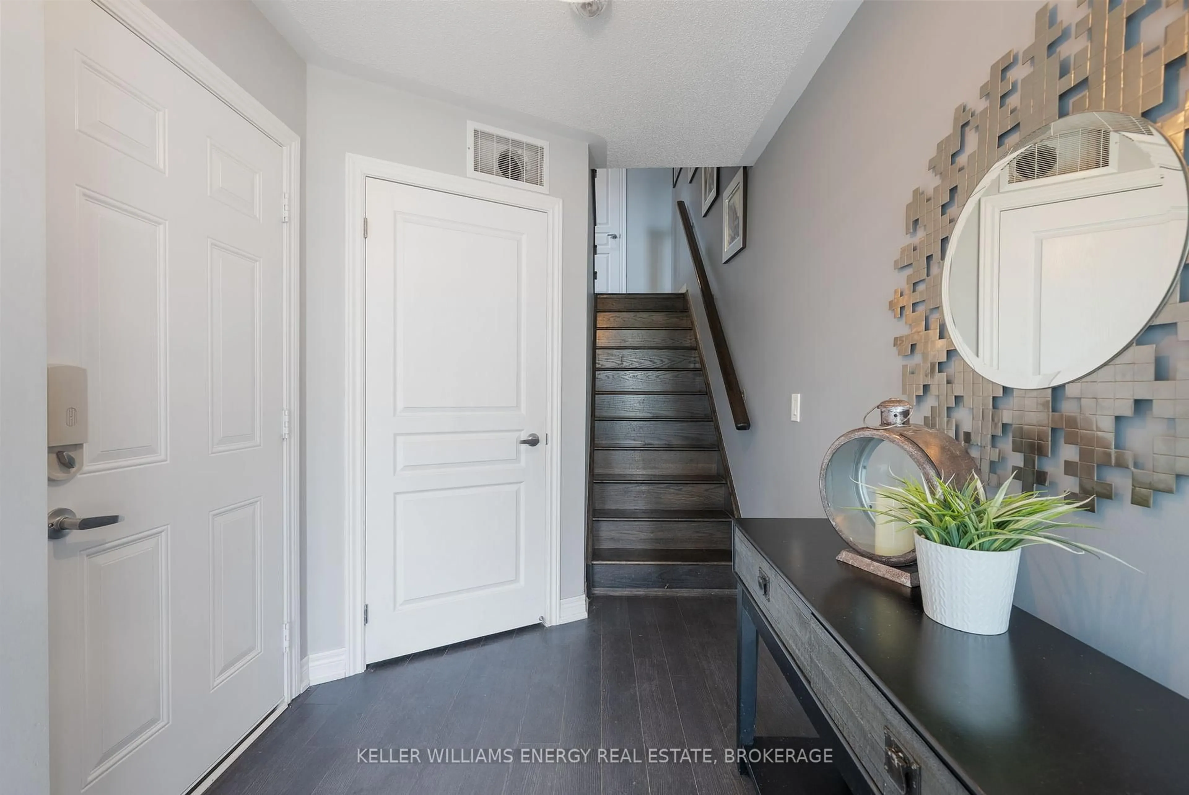 Indoor entryway for 69 Tabaret Cres, Oshawa Ontario L1L 0G5