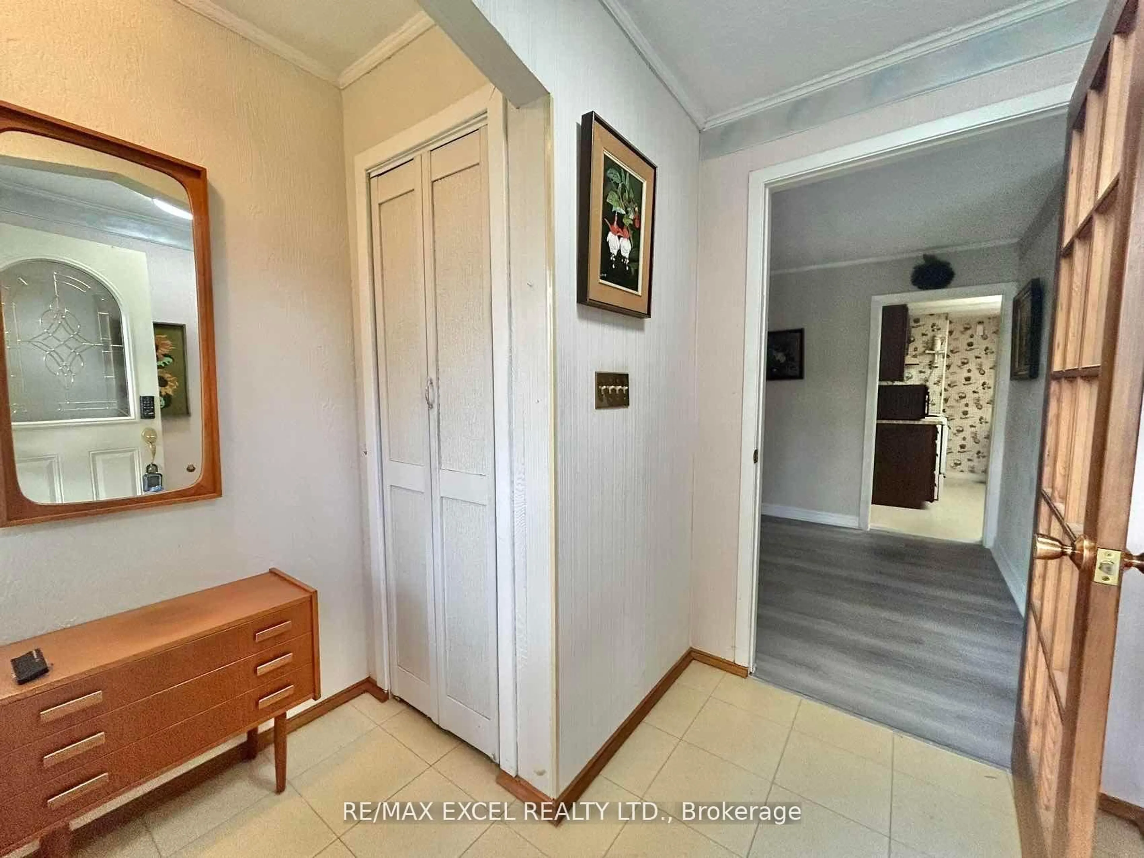 Indoor foyer for 106 Cedar Brae Blvd, Toronto Ontario M1J 2K5