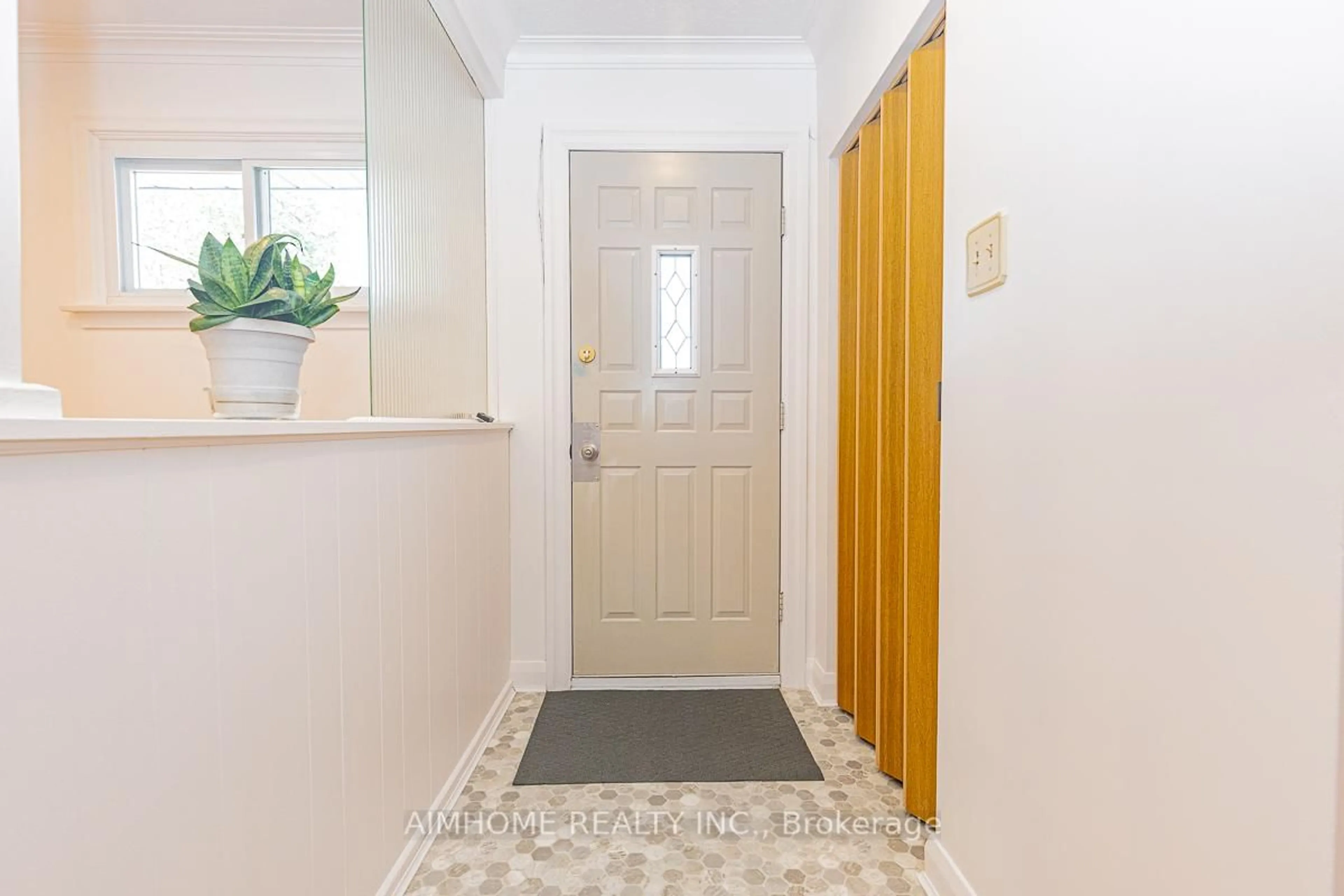 Indoor entryway for 12 Canham Cres, Toronto Ontario M1S 2H6