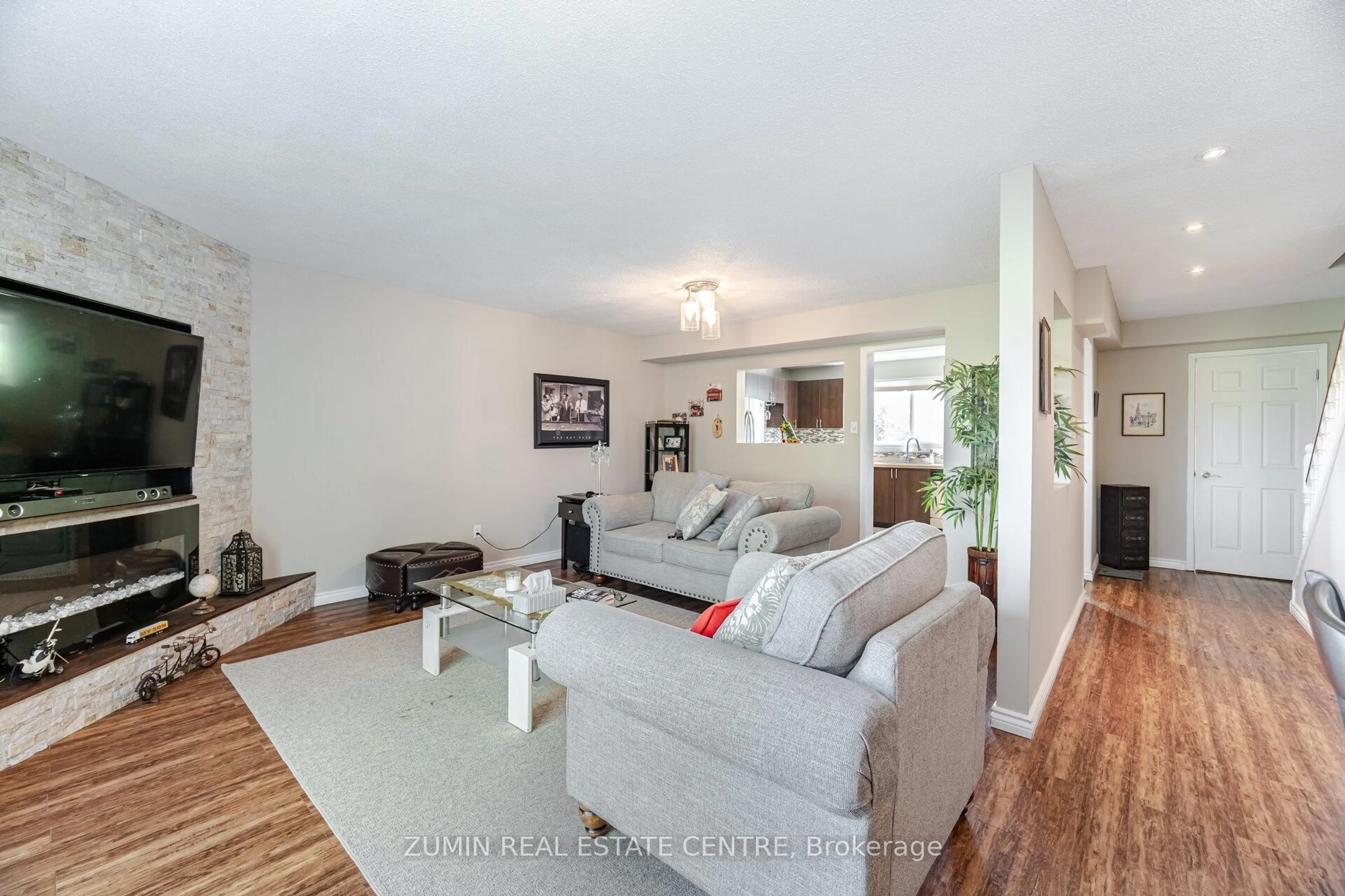 Living room with furniture, unknown for 1340 Brands Crt, Pickering Ontario L1V 2V4