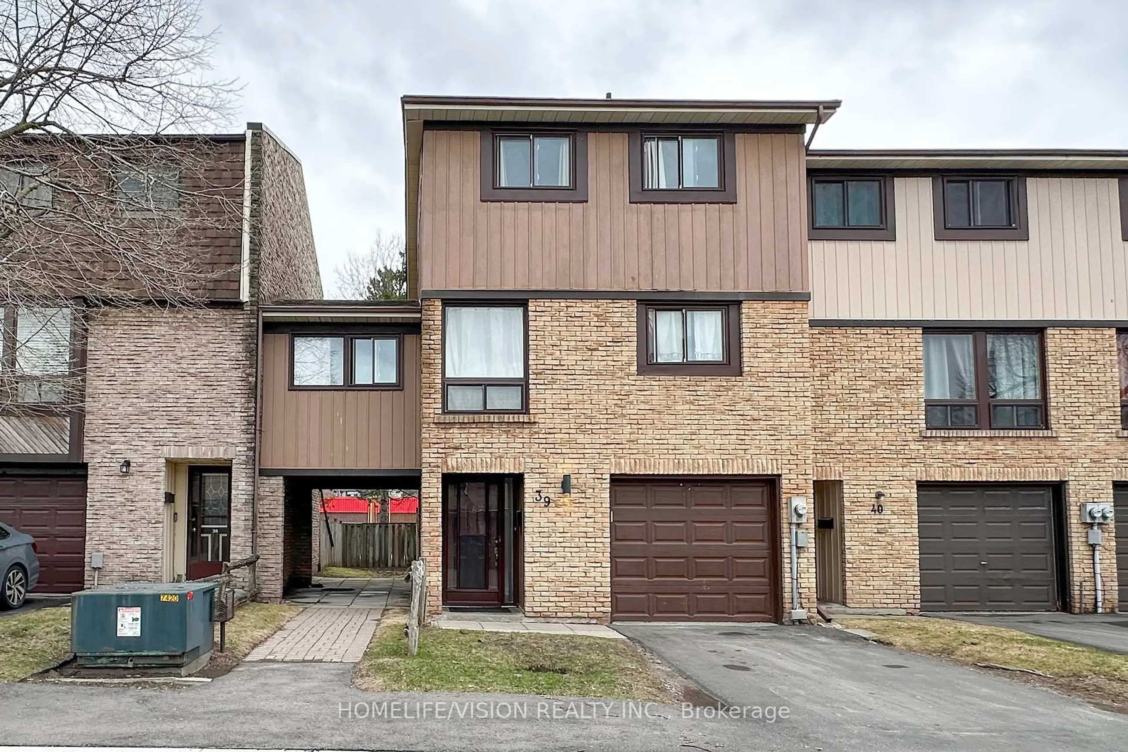A pic from outside/outdoor area/front of a property/back of a property/a pic from drone, street for 221 Ormond Dr #39, Oshawa Ontario L1G 6T7