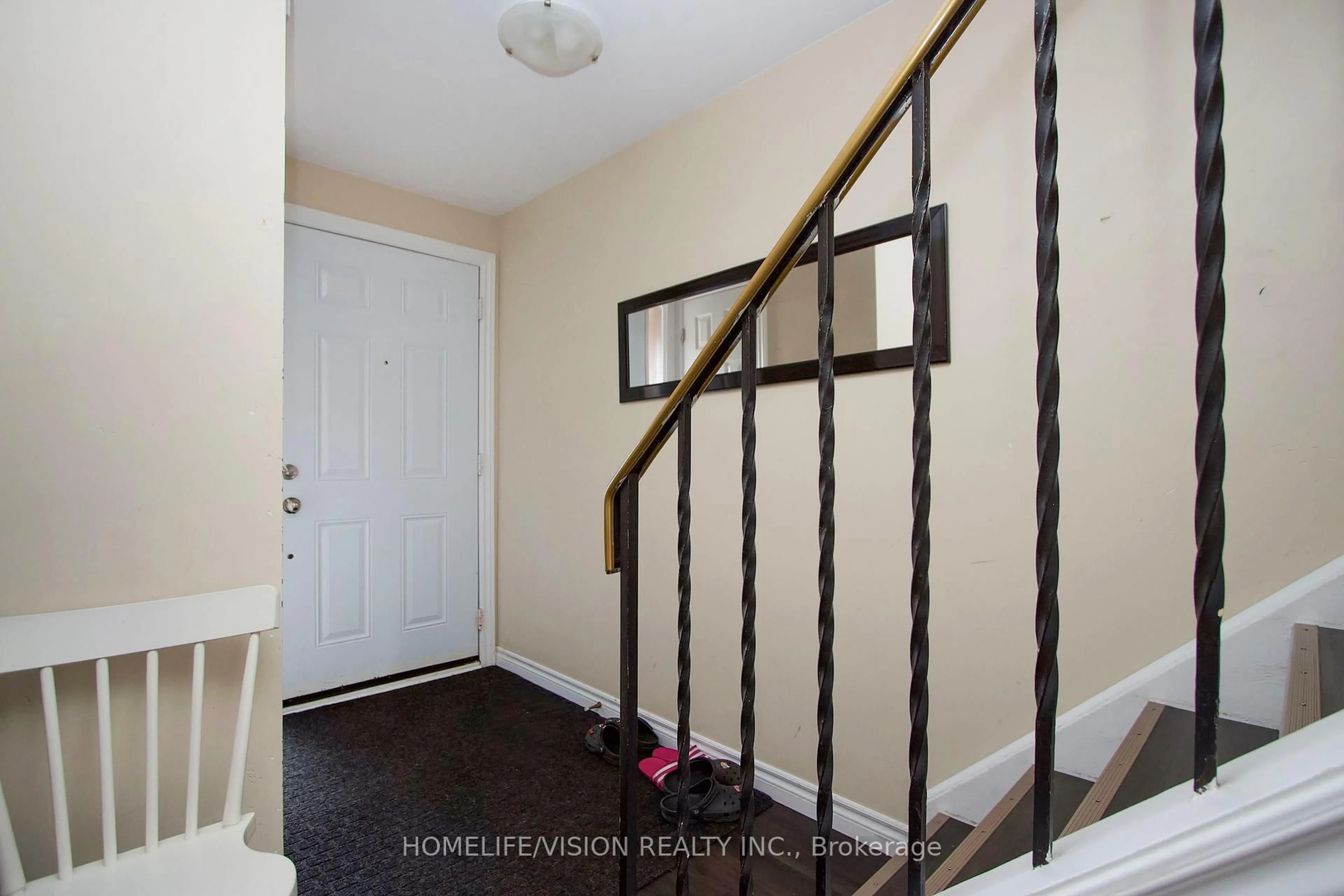 Indoor entryway for 221 Ormond Dr #39, Oshawa Ontario L1G 6T7