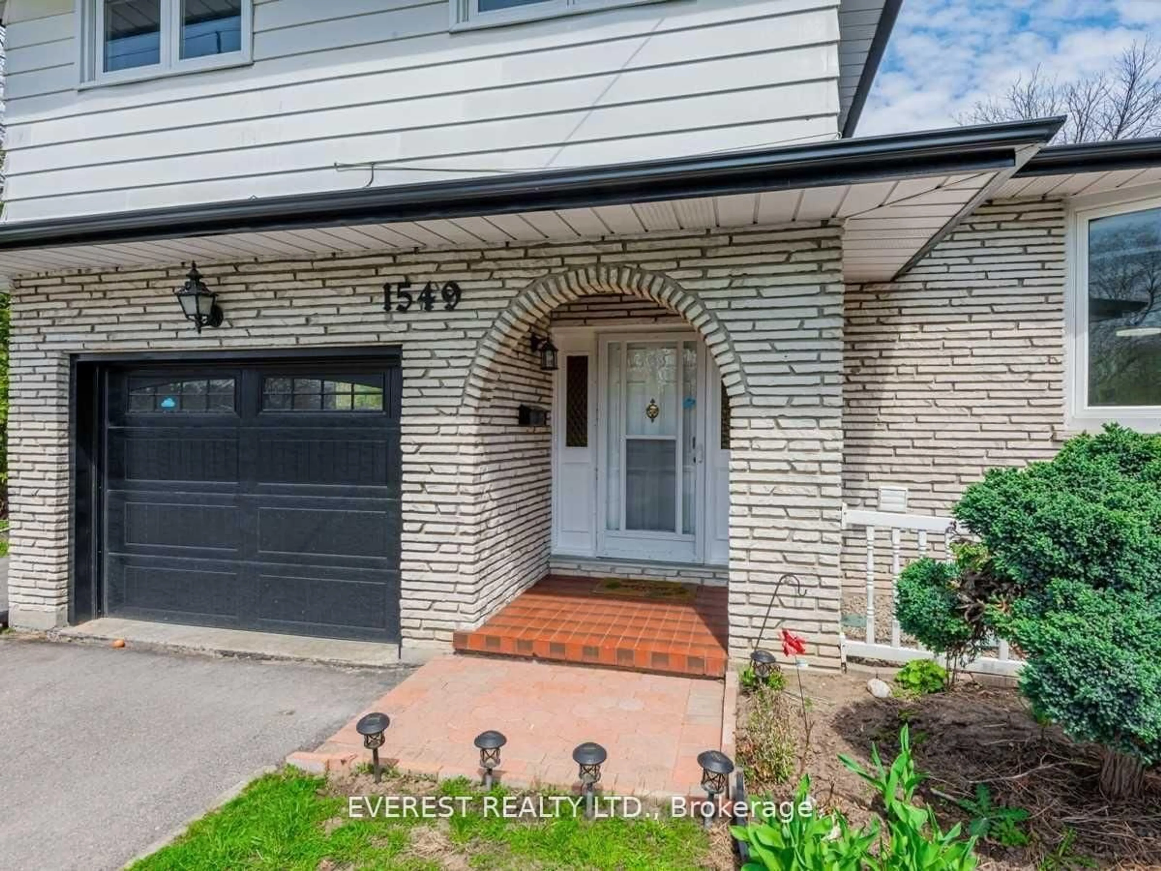 Home with brick exterior material, street for 1549 Simcoe St, Oshawa Ontario L1G 4X8