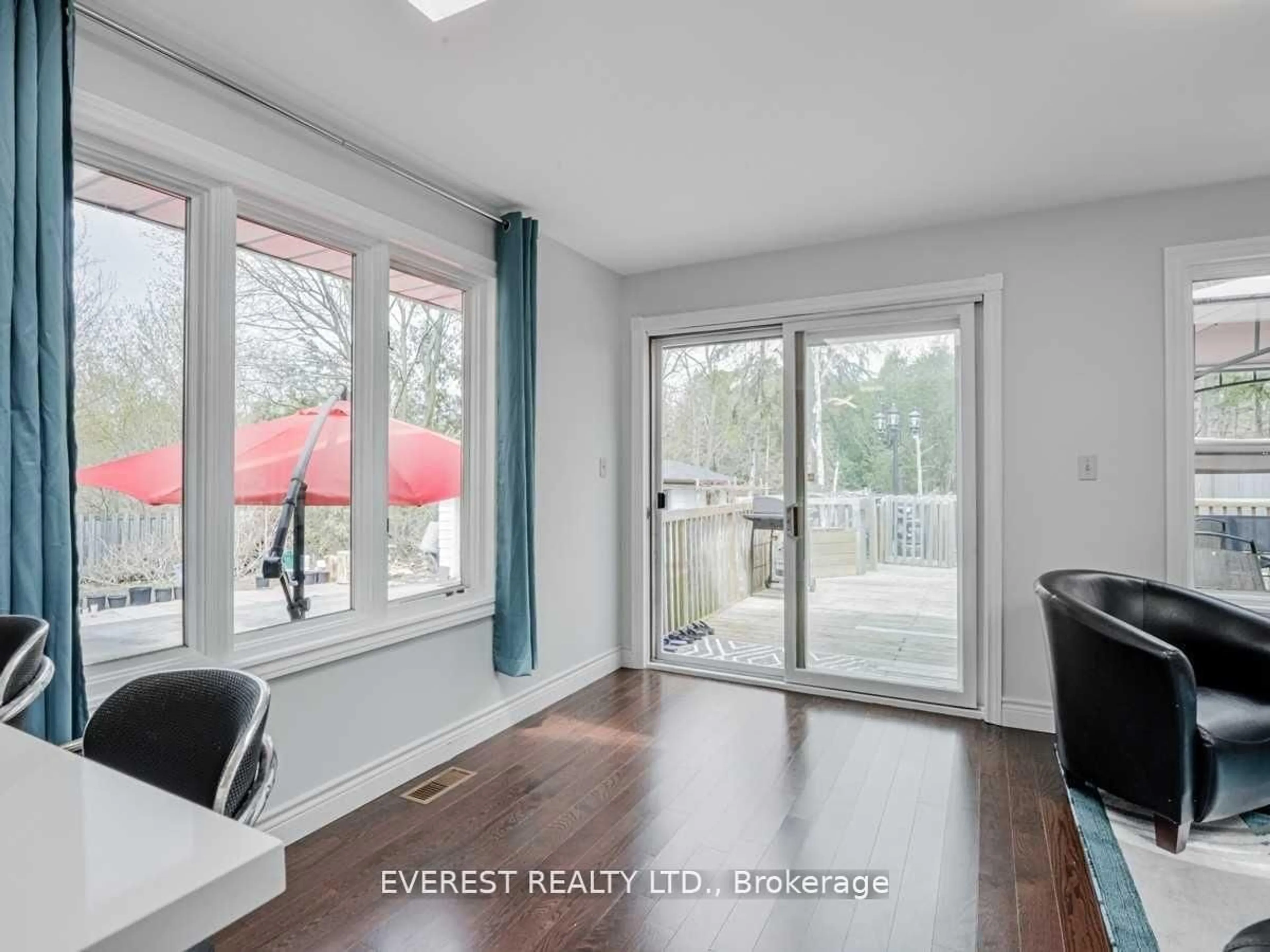 Indoor entryway for 1549 Simcoe St, Oshawa Ontario L1G 4X8
