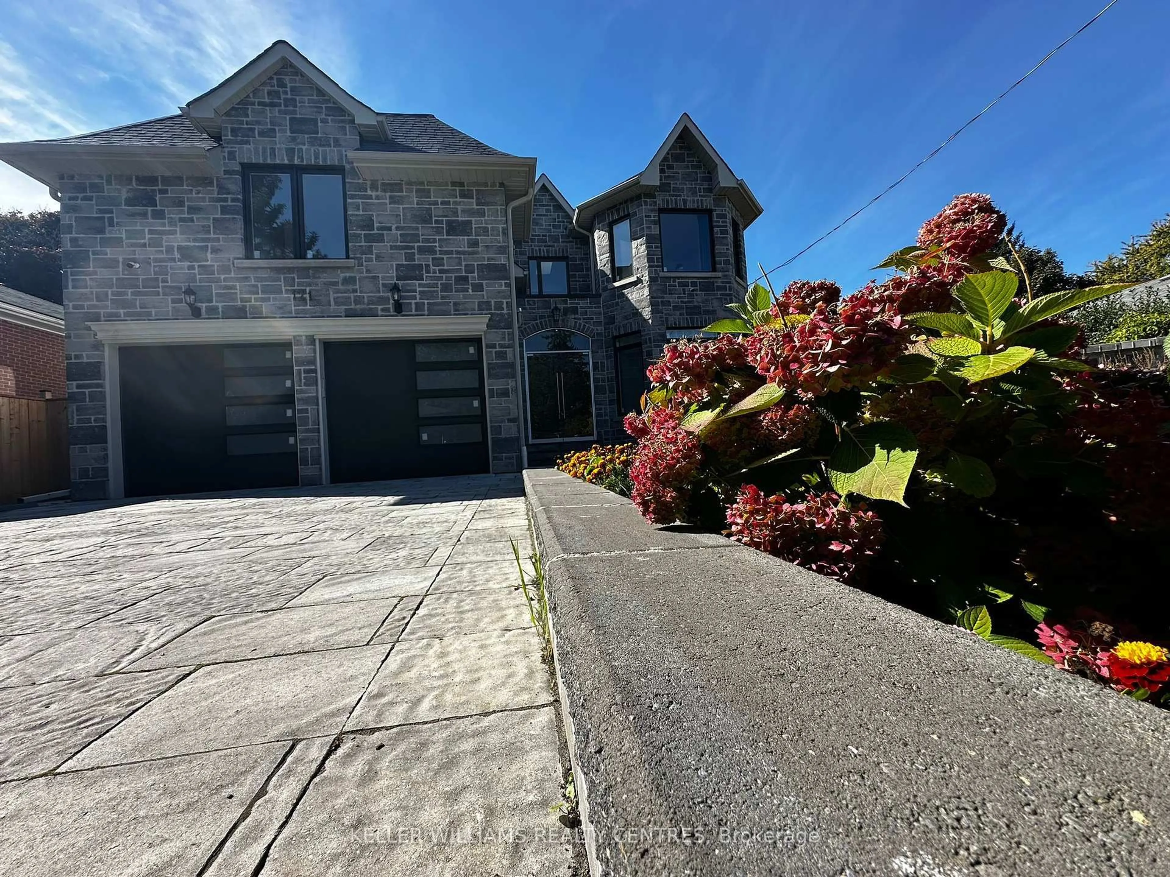 A pic from outside/outdoor area/front of a property/back of a property/a pic from drone, street for 121 Earlton Rd, Toronto Ontario M1T 2R8