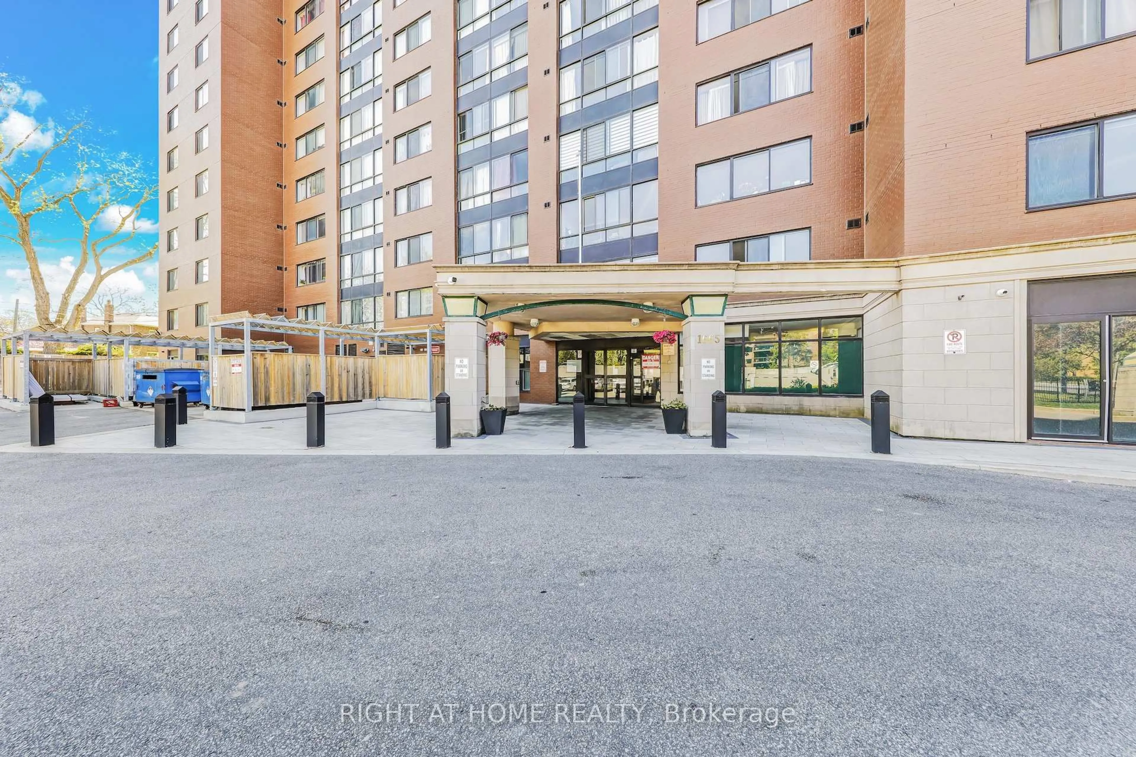 Indoor foyer for 1665 Victoria Park Ave #206, Toronto Ontario M1R 5E5