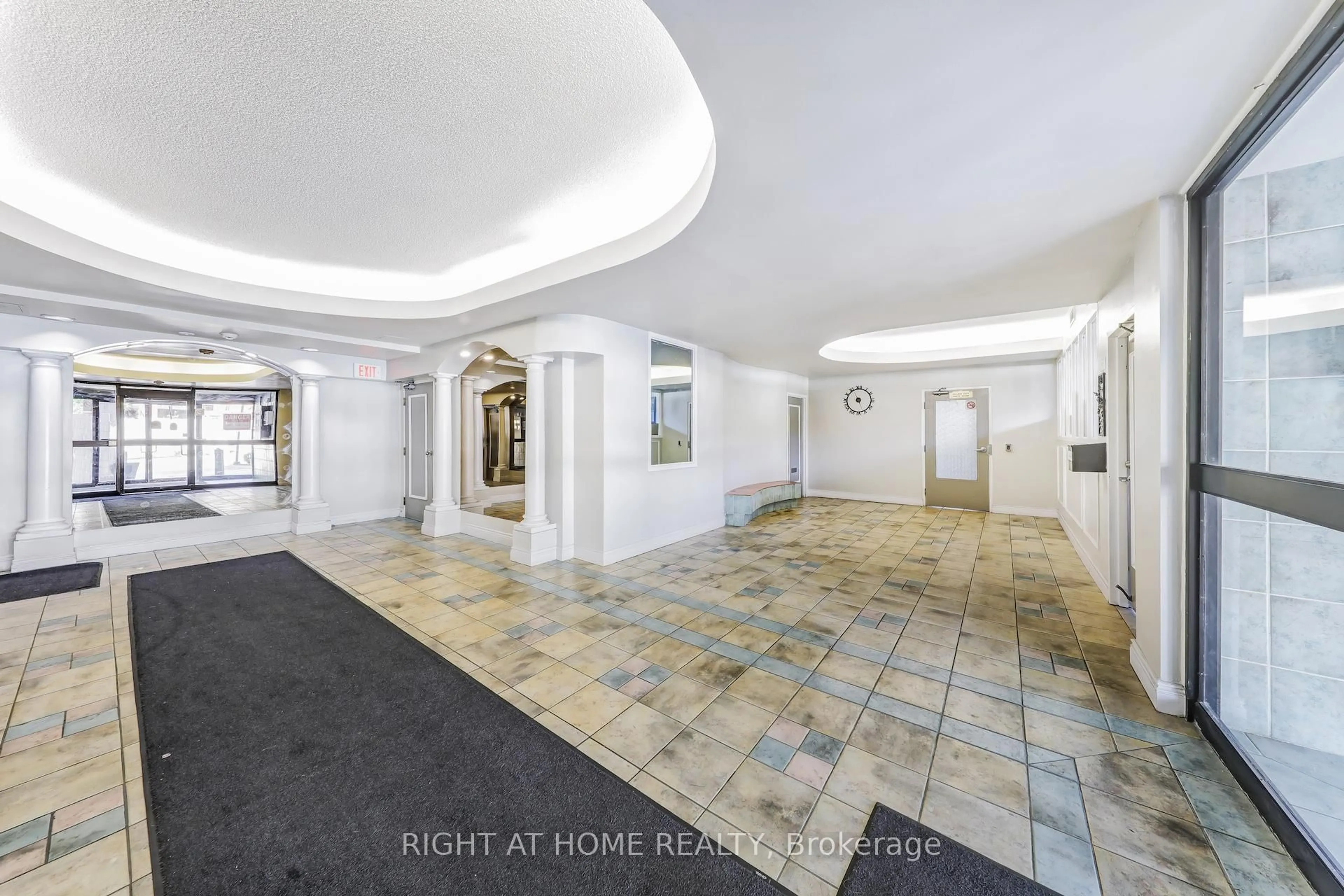 Indoor foyer for 1665 Victoria Park Ave #206, Toronto Ontario M1R 5E5