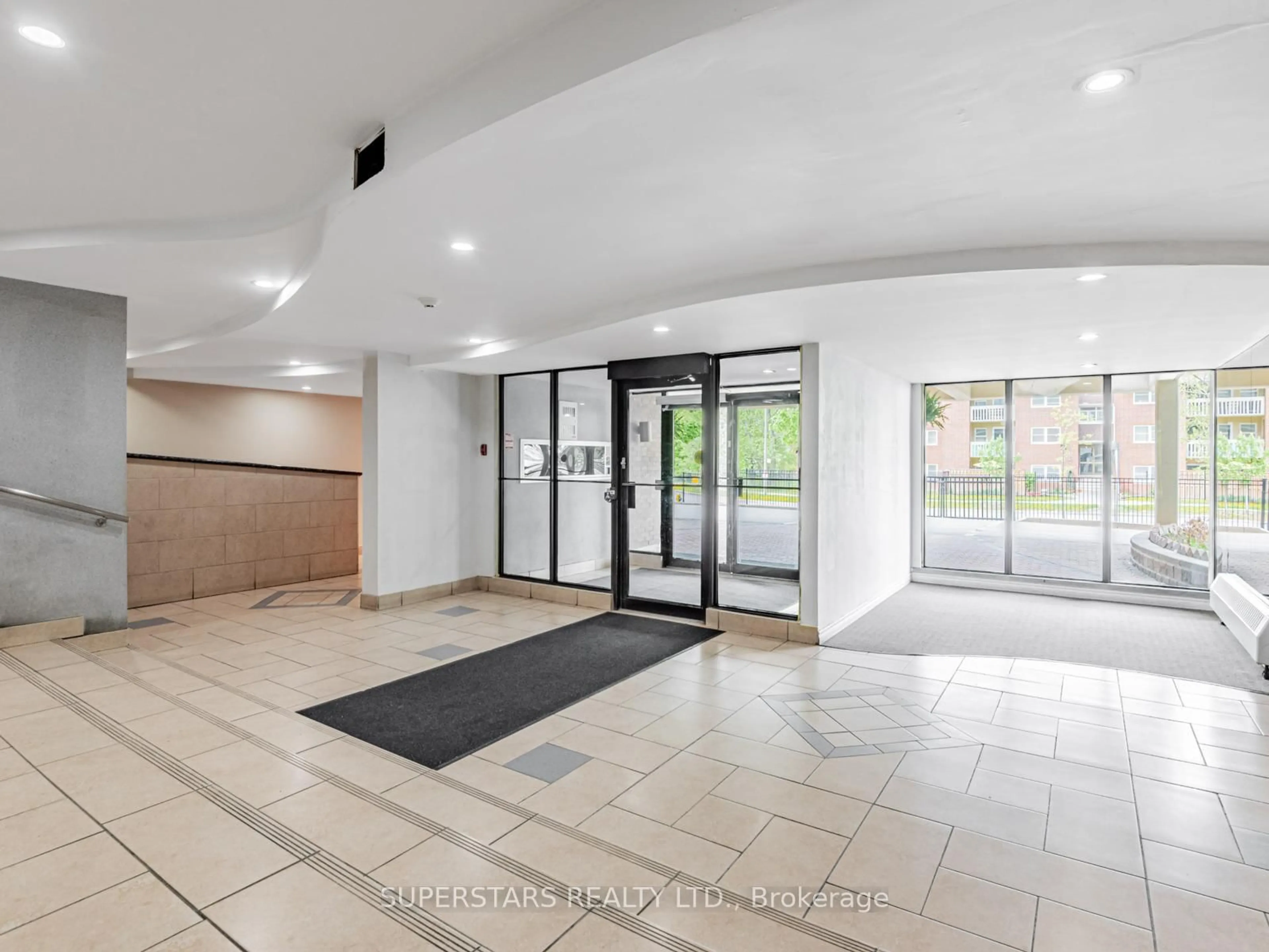 Indoor foyer for 99 Blackwell Ave #813, Toronto Ontario M1B 3R5