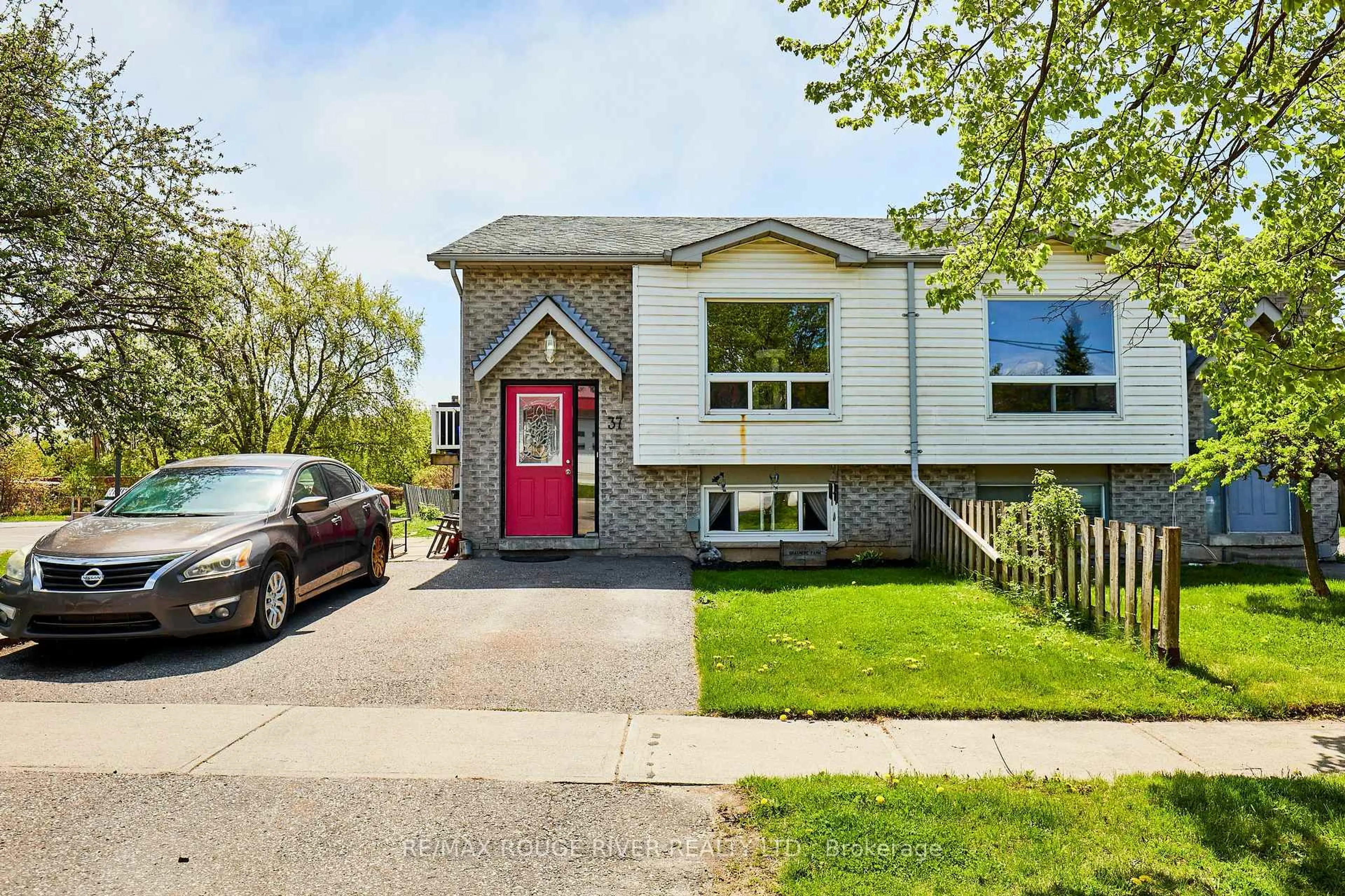 Home with vinyl exterior material, street for 37 Wellington Ave, Oshawa Ontario L1H 8P1