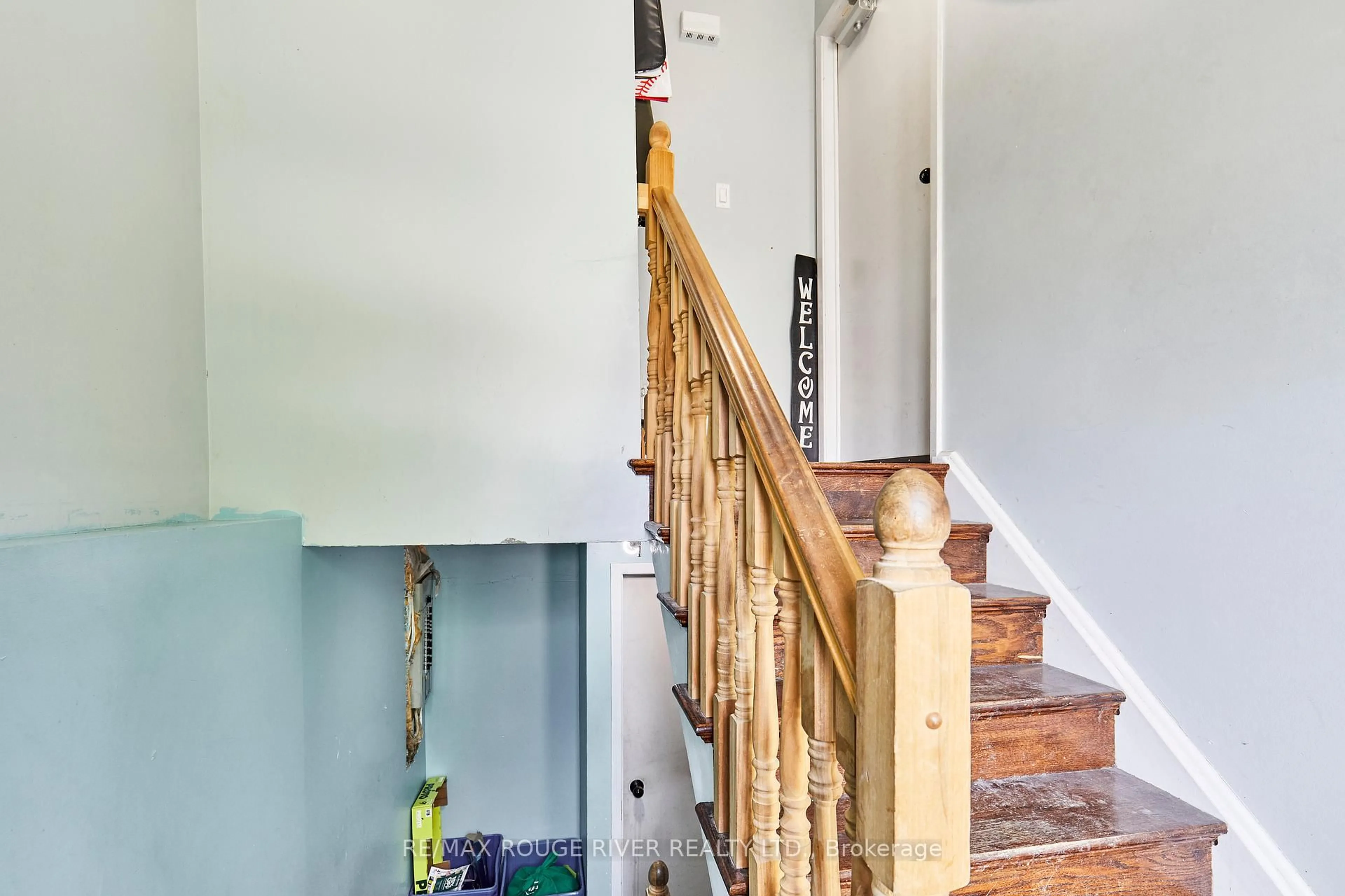 Indoor foyer for 37 Wellington Ave, Oshawa Ontario L1H 8P1