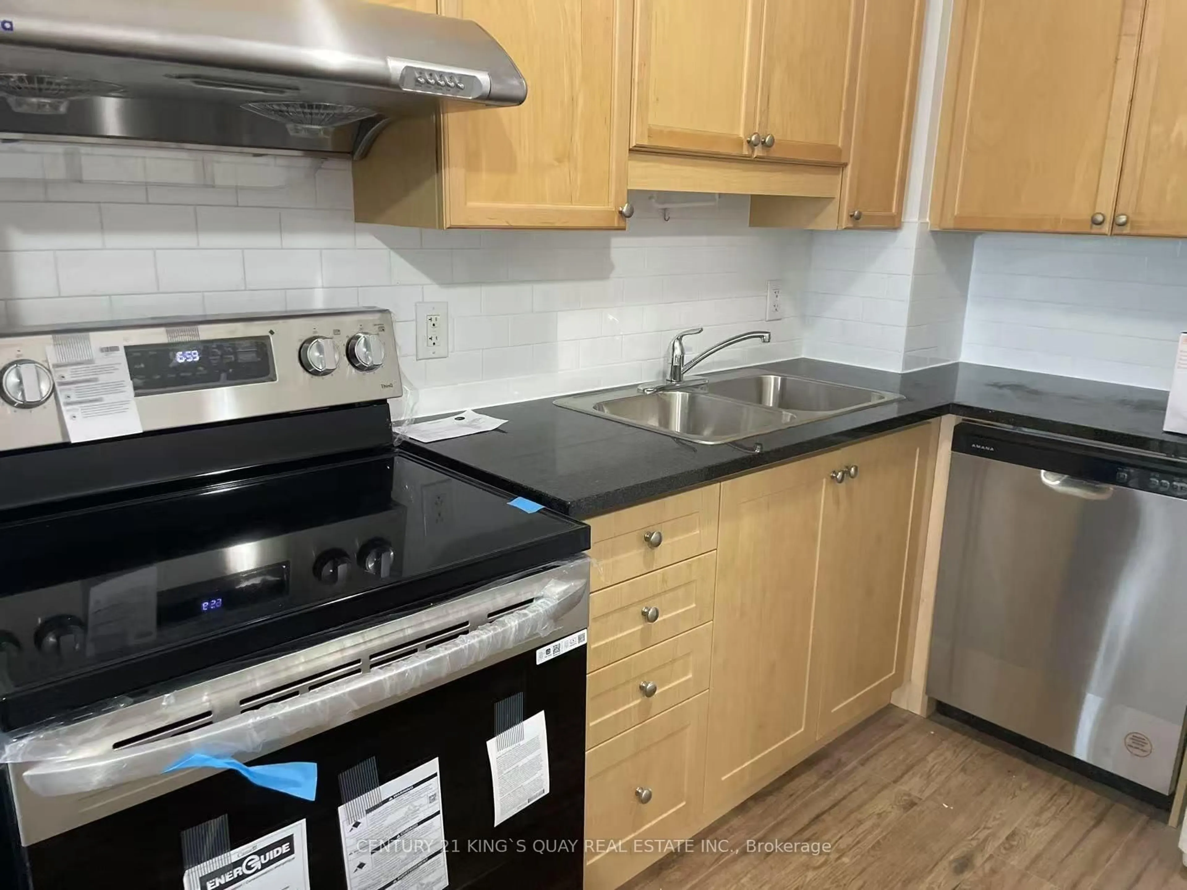 Standard kitchen, wood/laminate floor for 60 Town Centre Crt #713, Toronto Ontario M1P 0B1