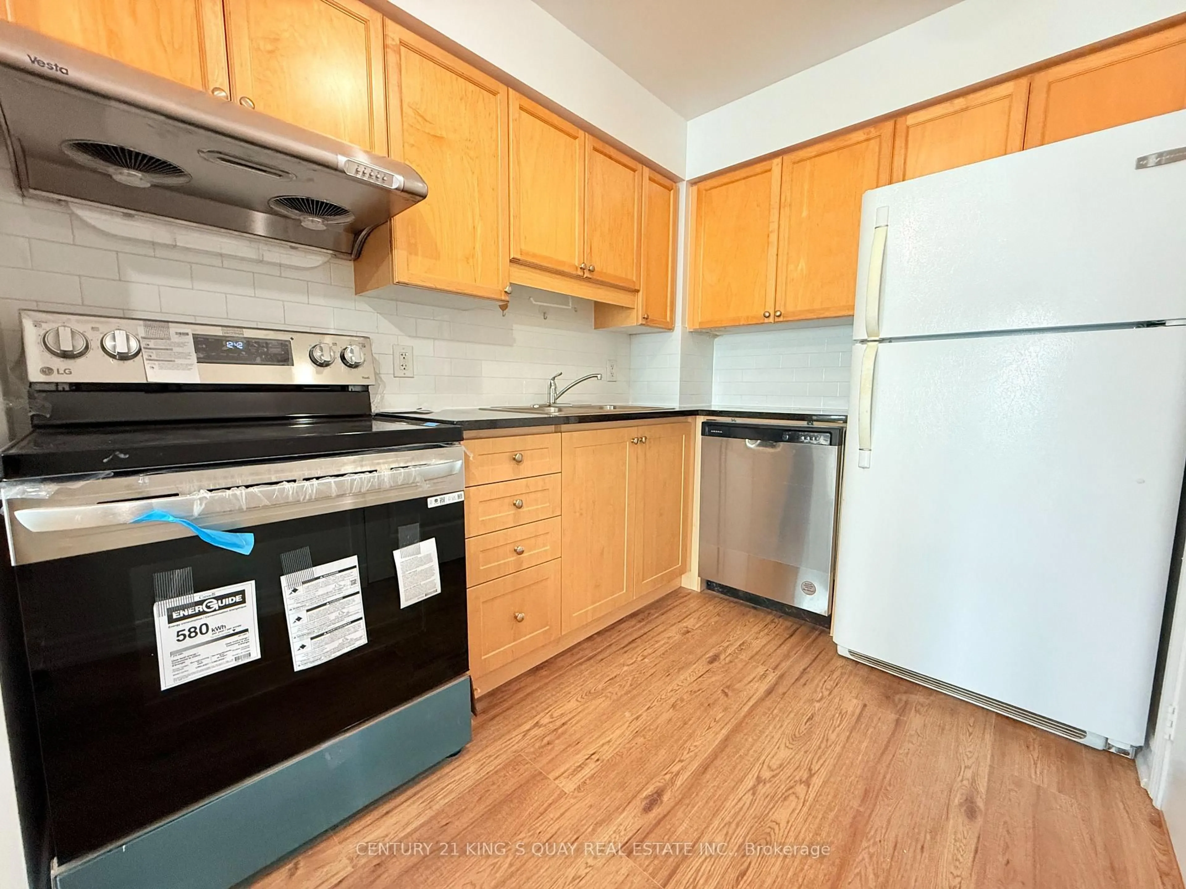 Standard kitchen, unknown for 60 Town Centre Crt #713, Toronto Ontario M1P 0B1