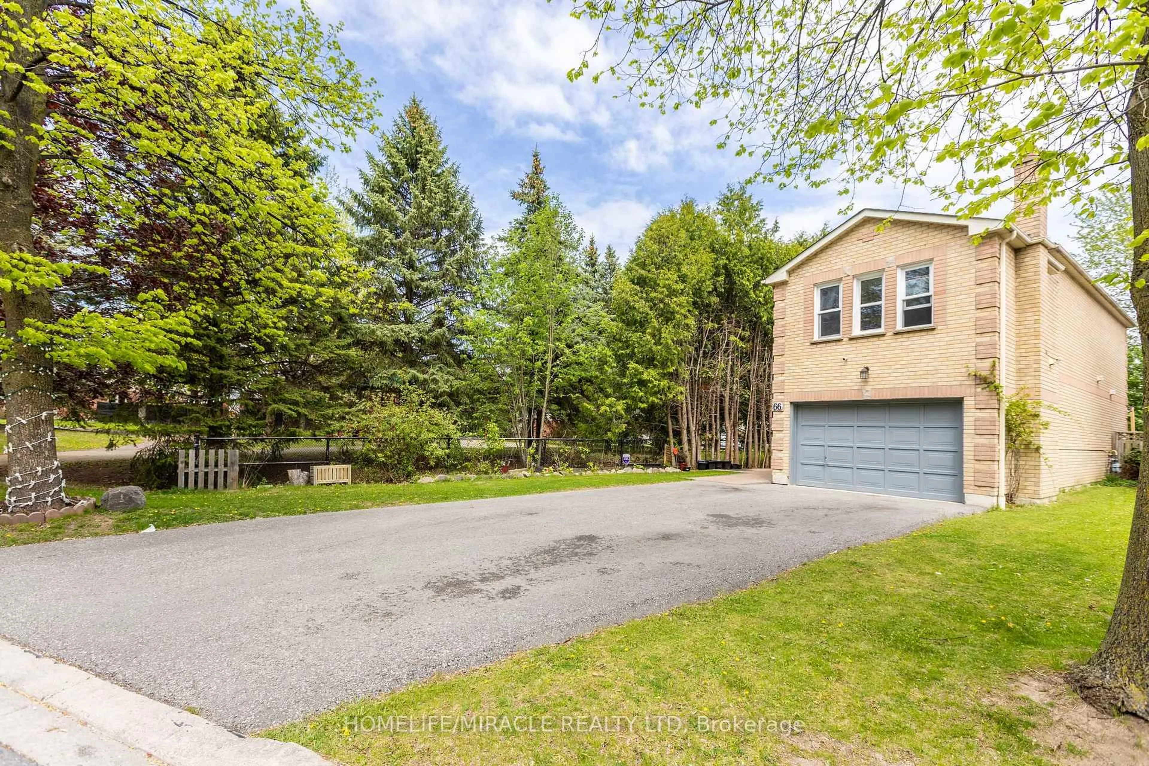 Patio, street for 66 Teddington Cres, Whitby Ontario L1R 1S3