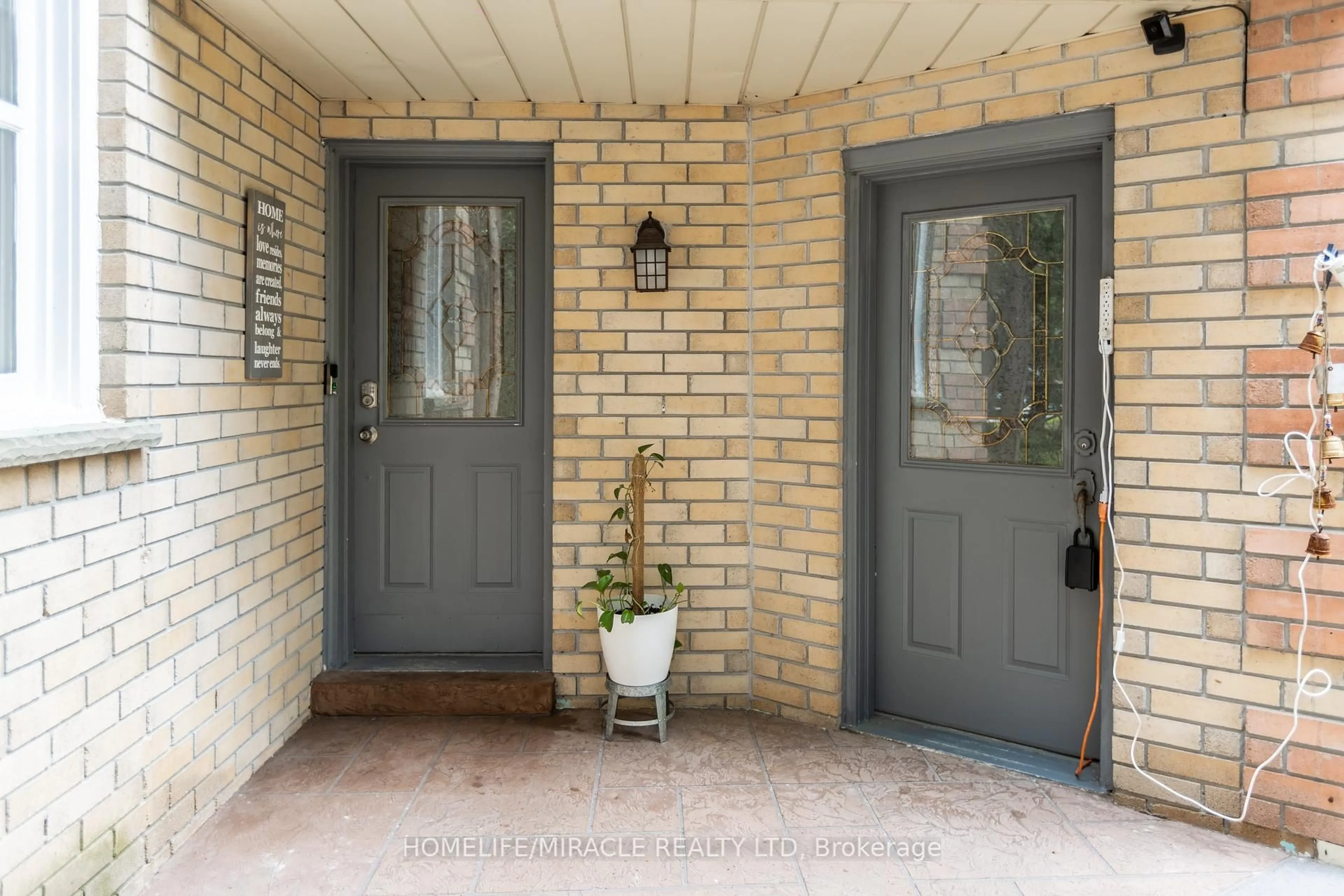 Indoor entryway for 66 Teddington Cres, Whitby Ontario L1R 1S3