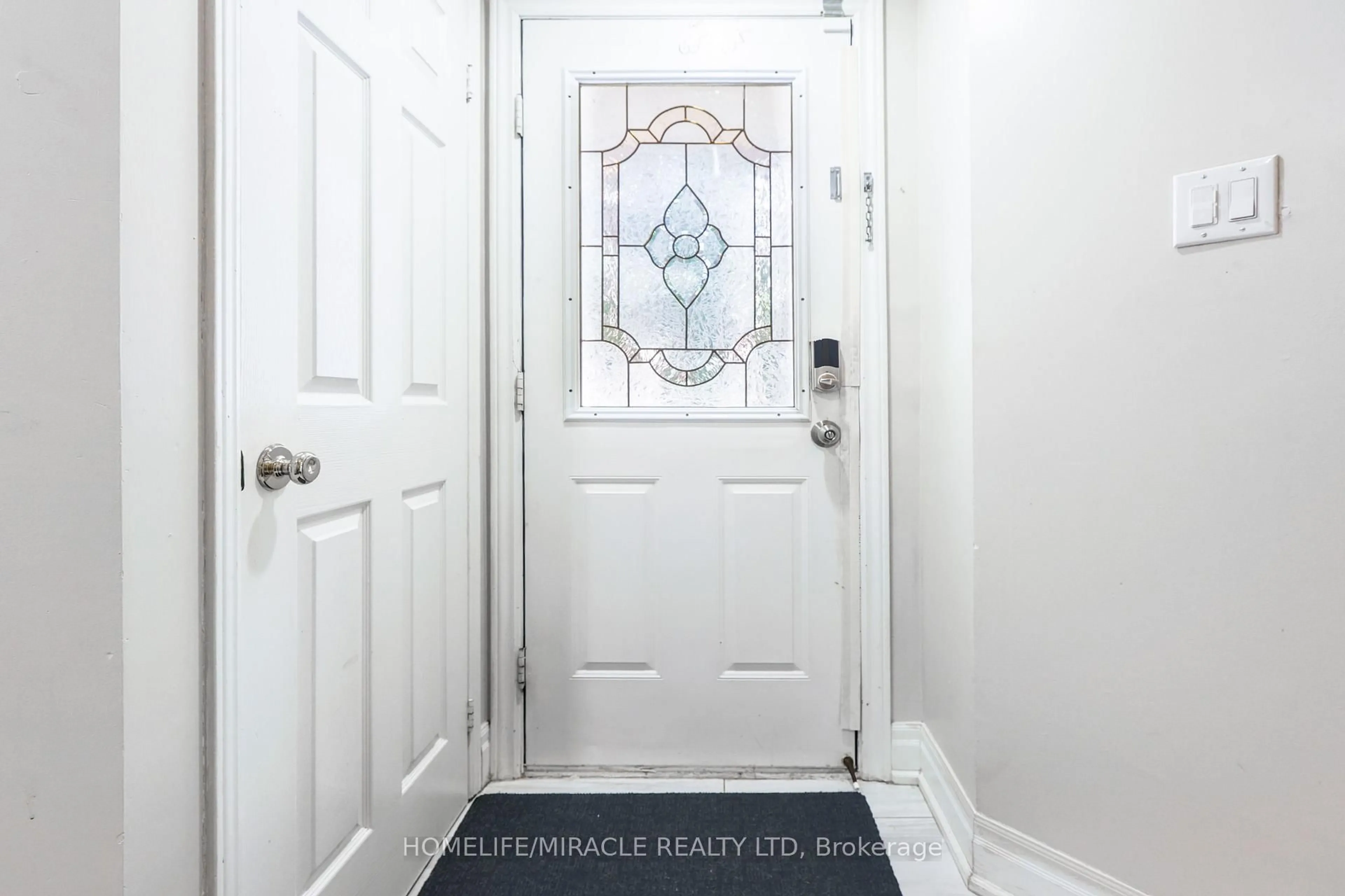Indoor entryway for 66 Teddington Cres, Whitby Ontario L1R 1S3