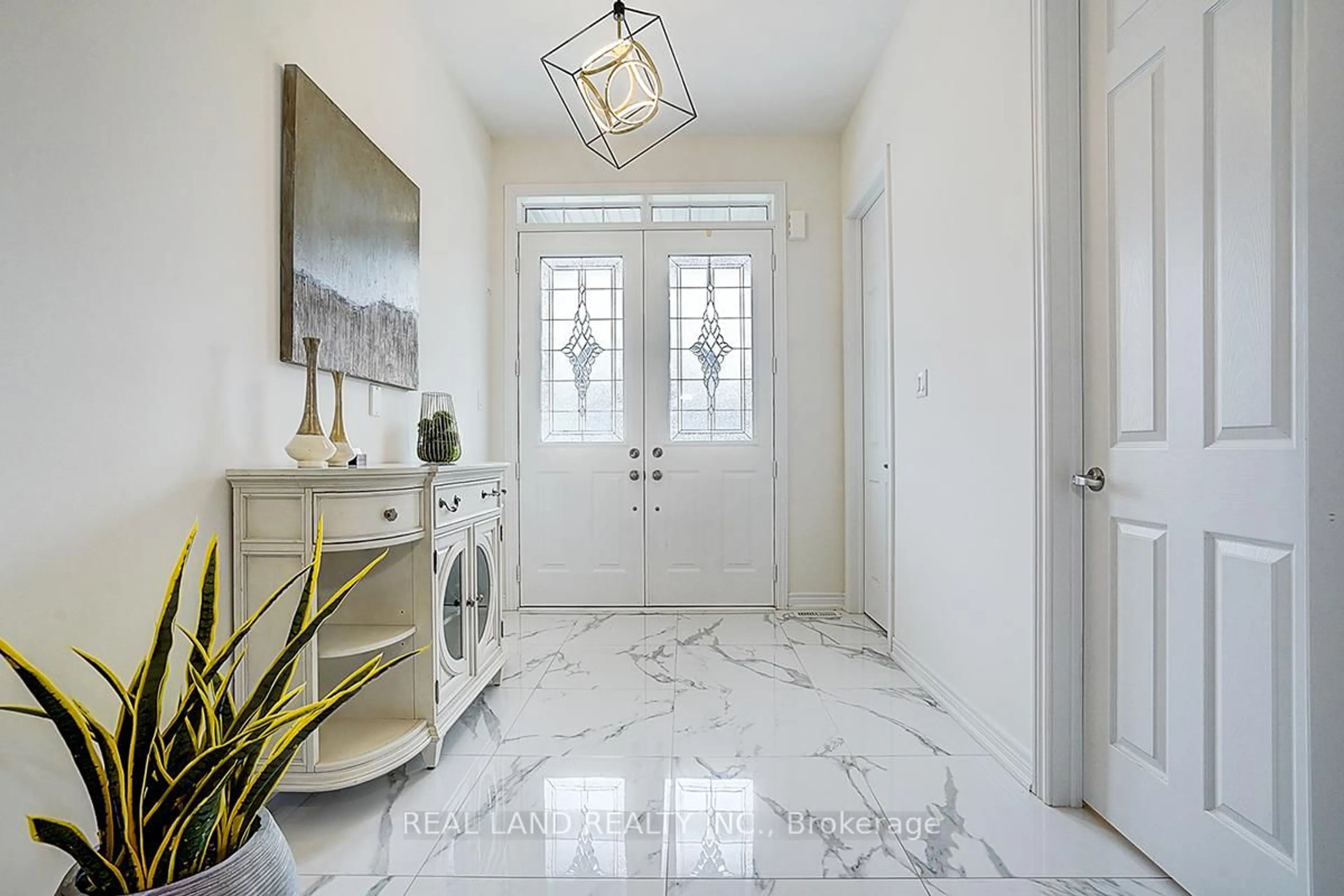 Indoor entryway for 111 Auckland Dr, Whitby Ontario L1P 0J4