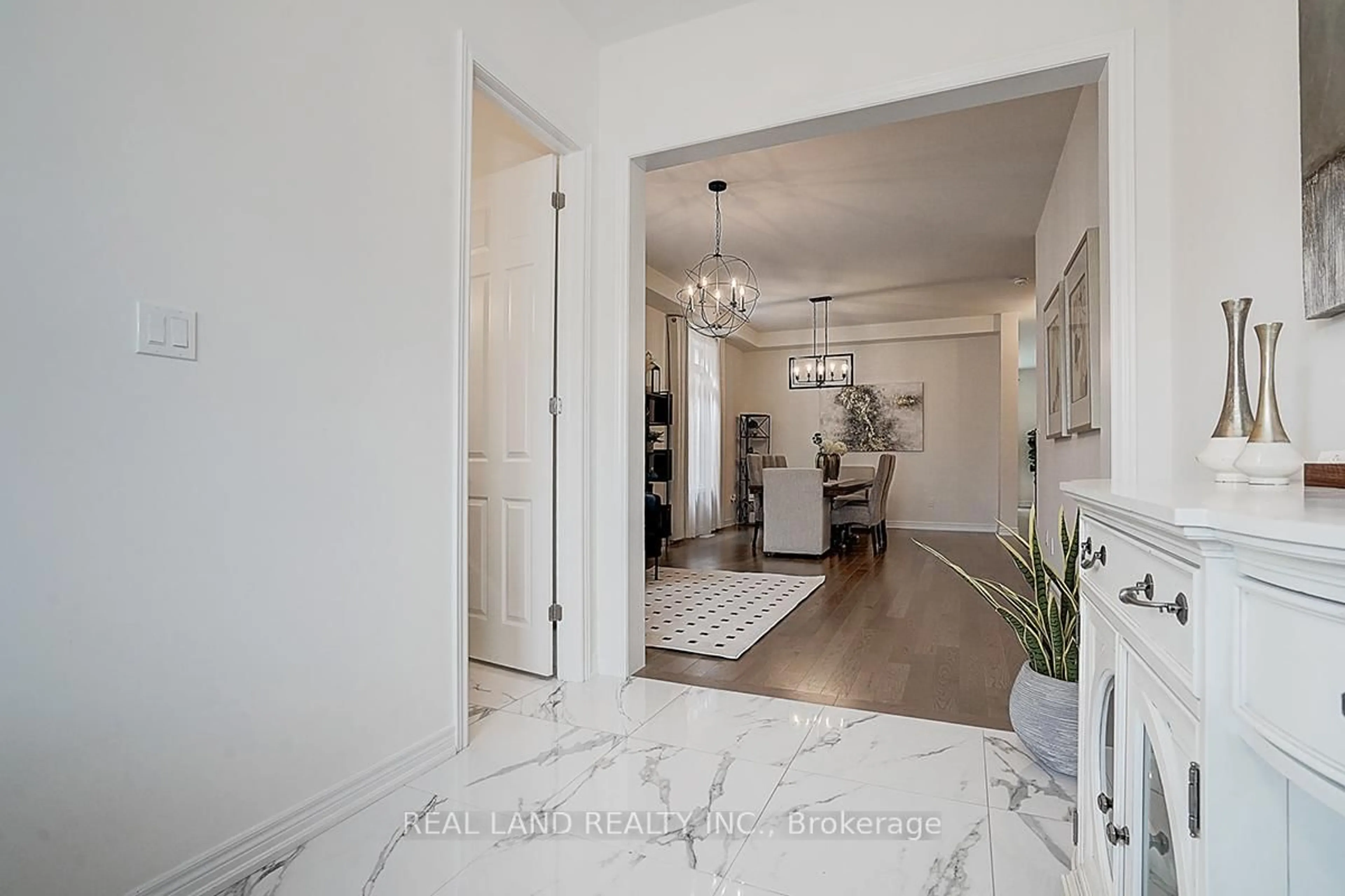 Indoor entryway for 111 Auckland Dr, Whitby Ontario L1P 0J4