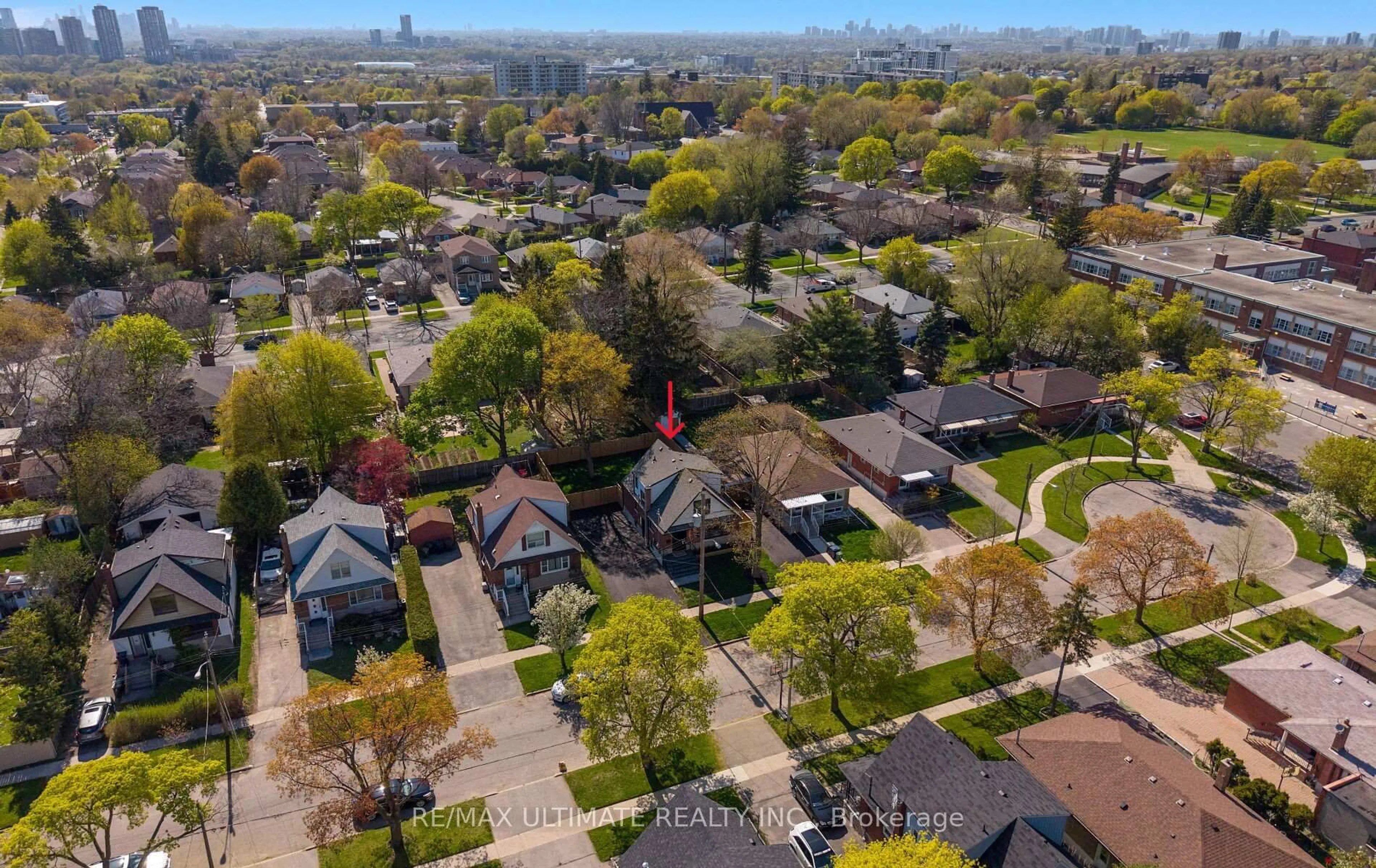 A pic from outside/outdoor area/front of a property/back of a property/a pic from drone, street for 54 Hexham Dr, Toronto Ontario M1R 1J8