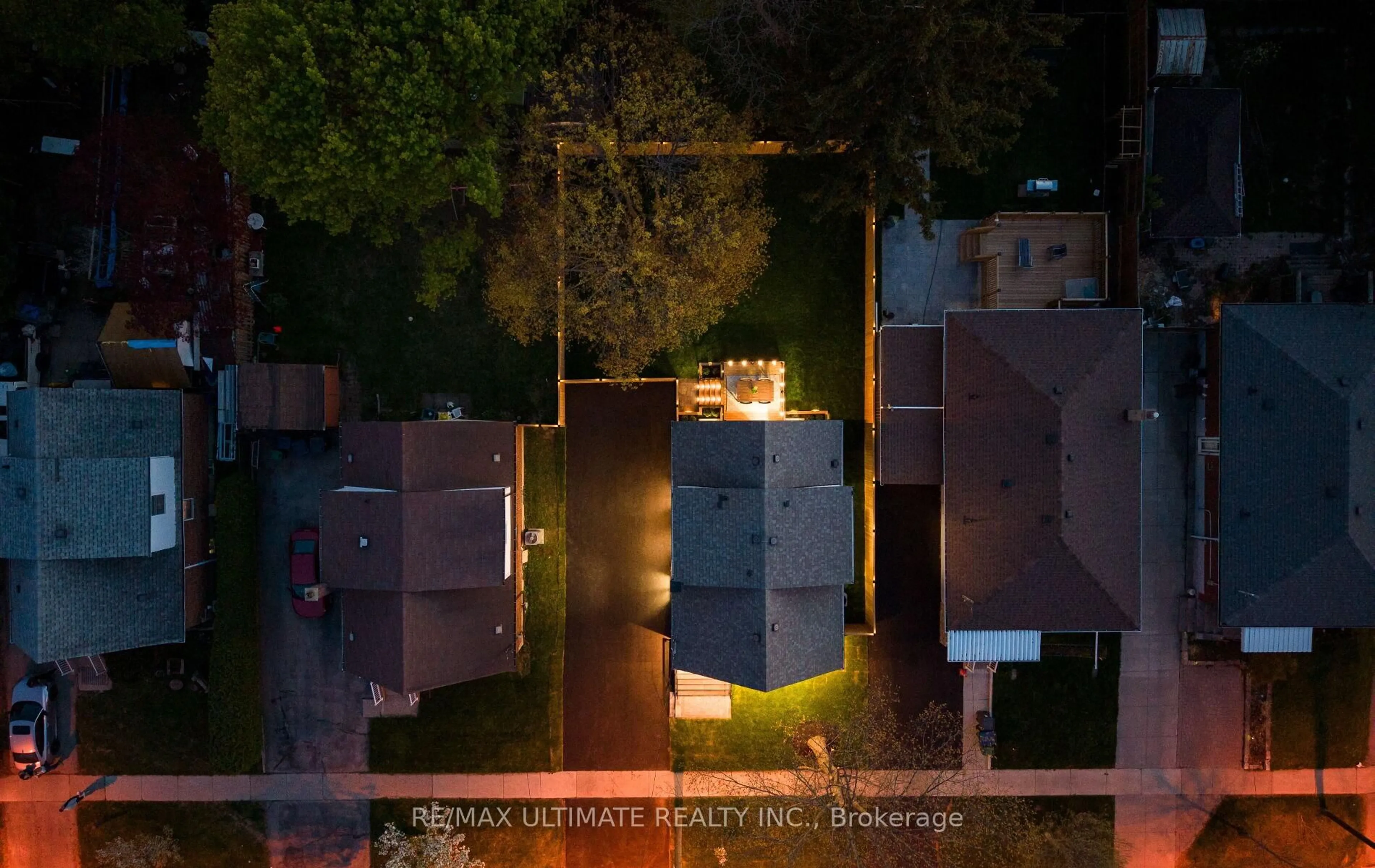 A pic from outside/outdoor area/front of a property/back of a property/a pic from drone, street for 54 Hexham Dr, Toronto Ontario M1R 1J8
