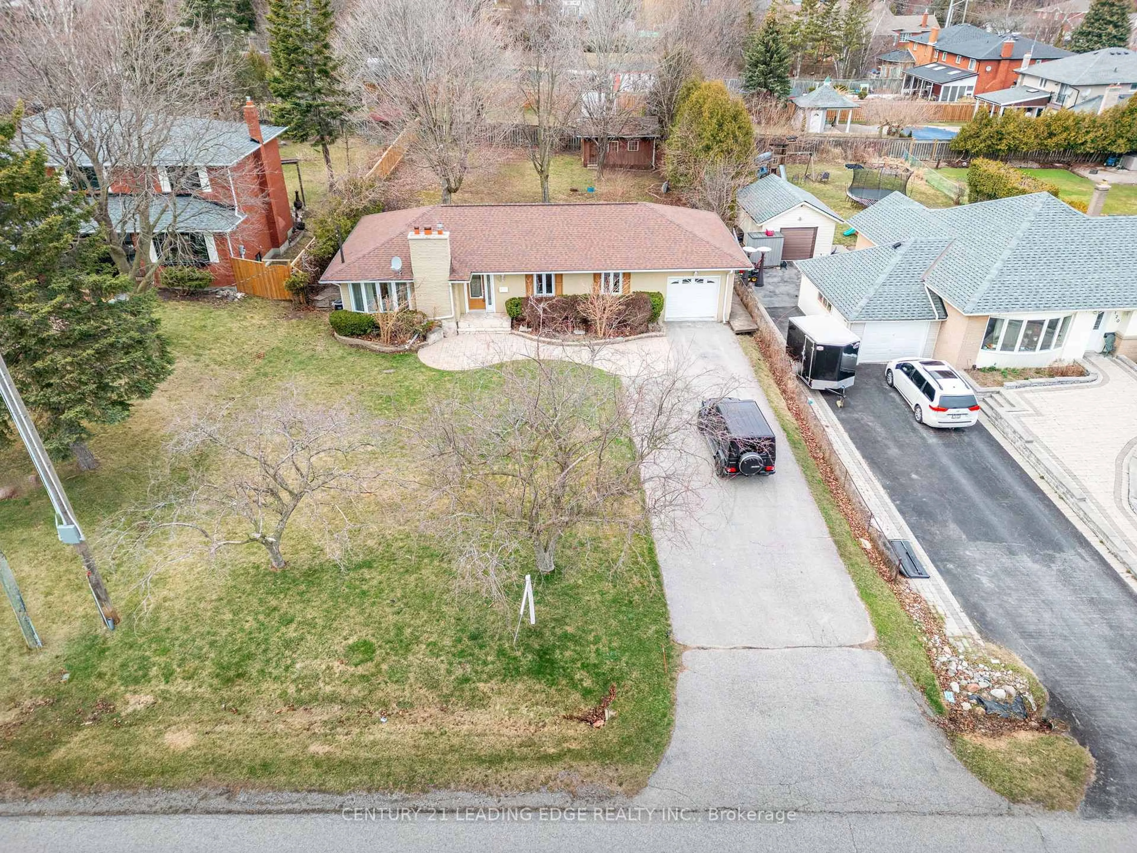 A pic from outside/outdoor area/front of a property/back of a property/a pic from drone, street for 116 BROADVIEW Ave, Whitby Ontario L1N 2G5