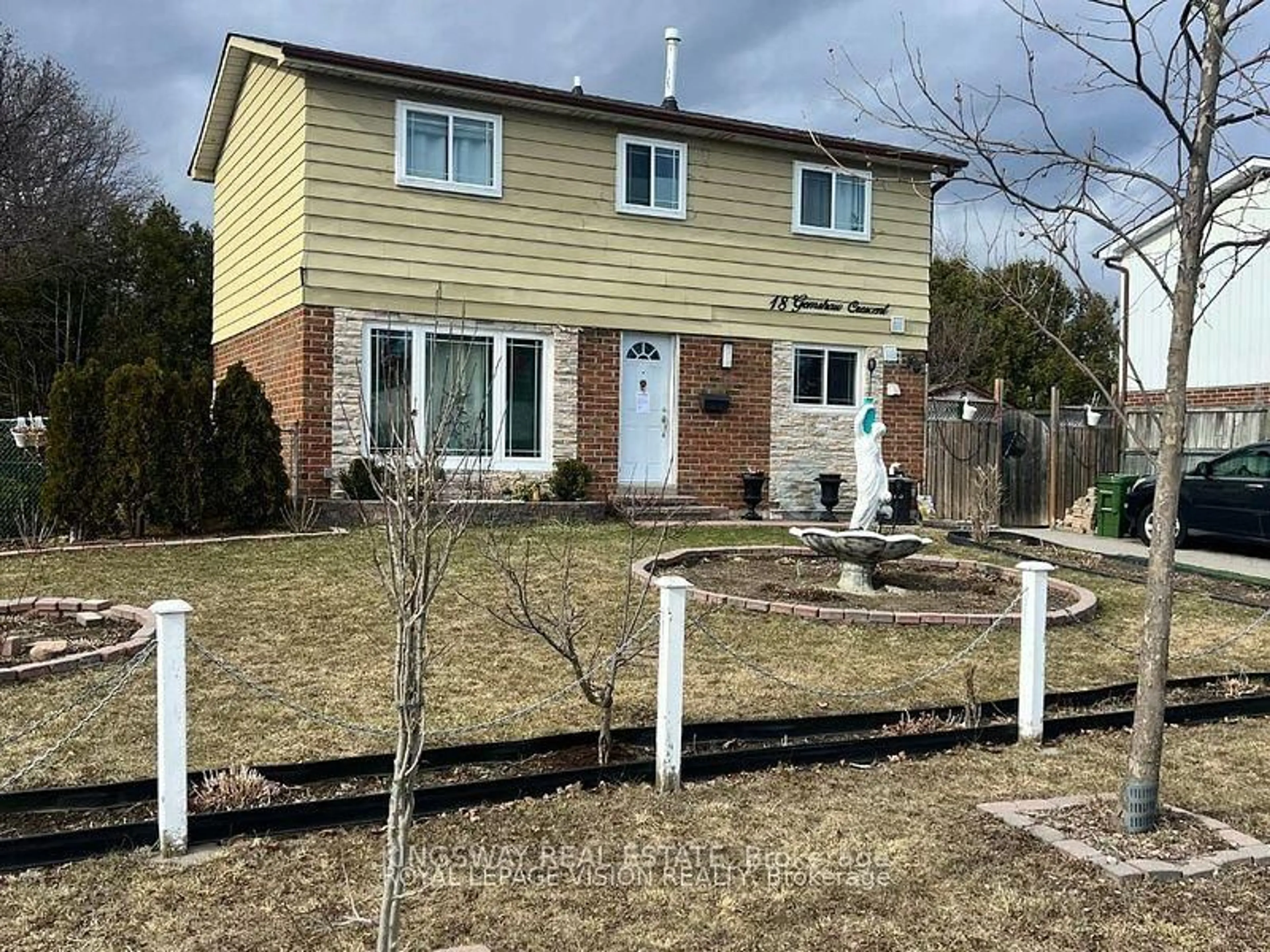 Home with vinyl exterior material, street for 18 Gemshaw Cres, Toronto Ontario M1B 1L4