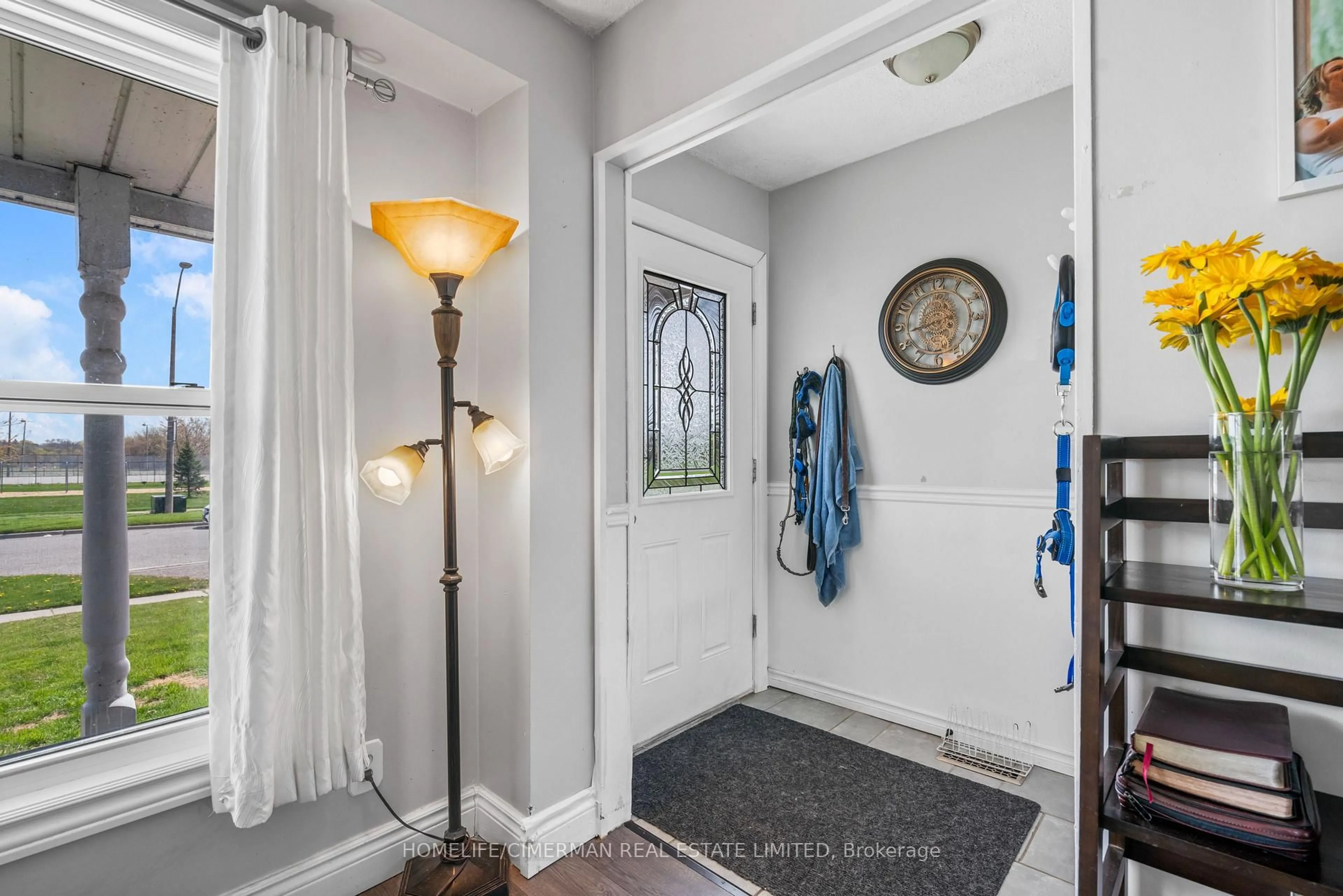 Indoor entryway for 1496 Cedar St, Oshawa Ontario L1J 5Z8