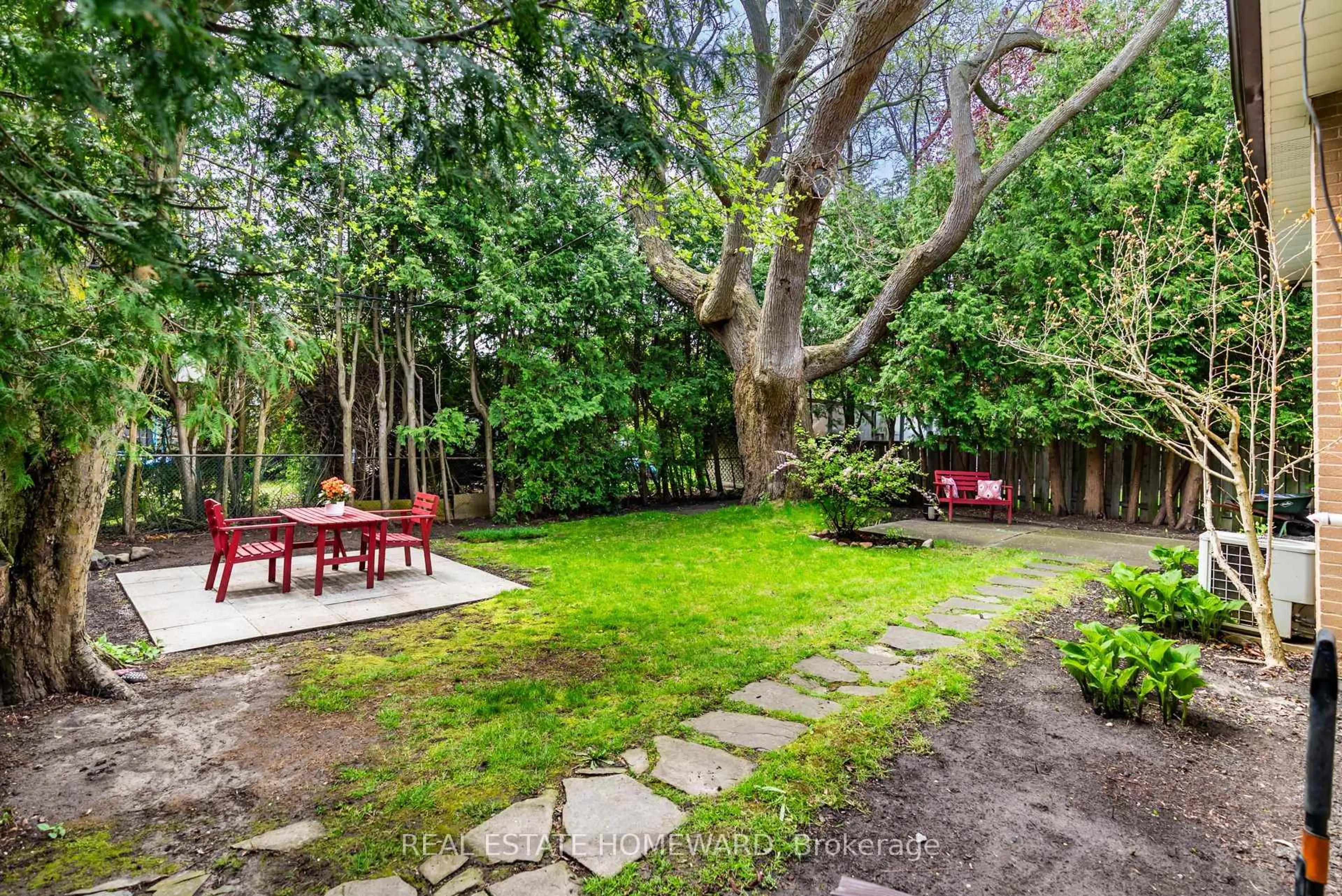 Patio, street for 20 Woodgarden Cres, Toronto Ontario M1E 3K2