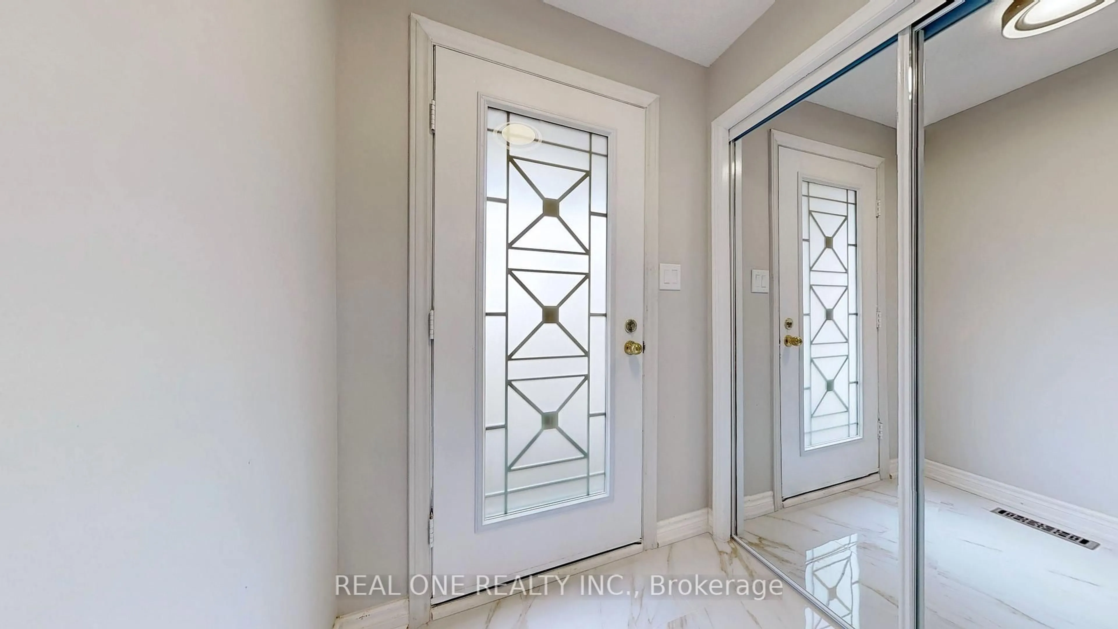 Indoor entryway for 140 Belinda Sq, Toronto Ontario M1W 3M2