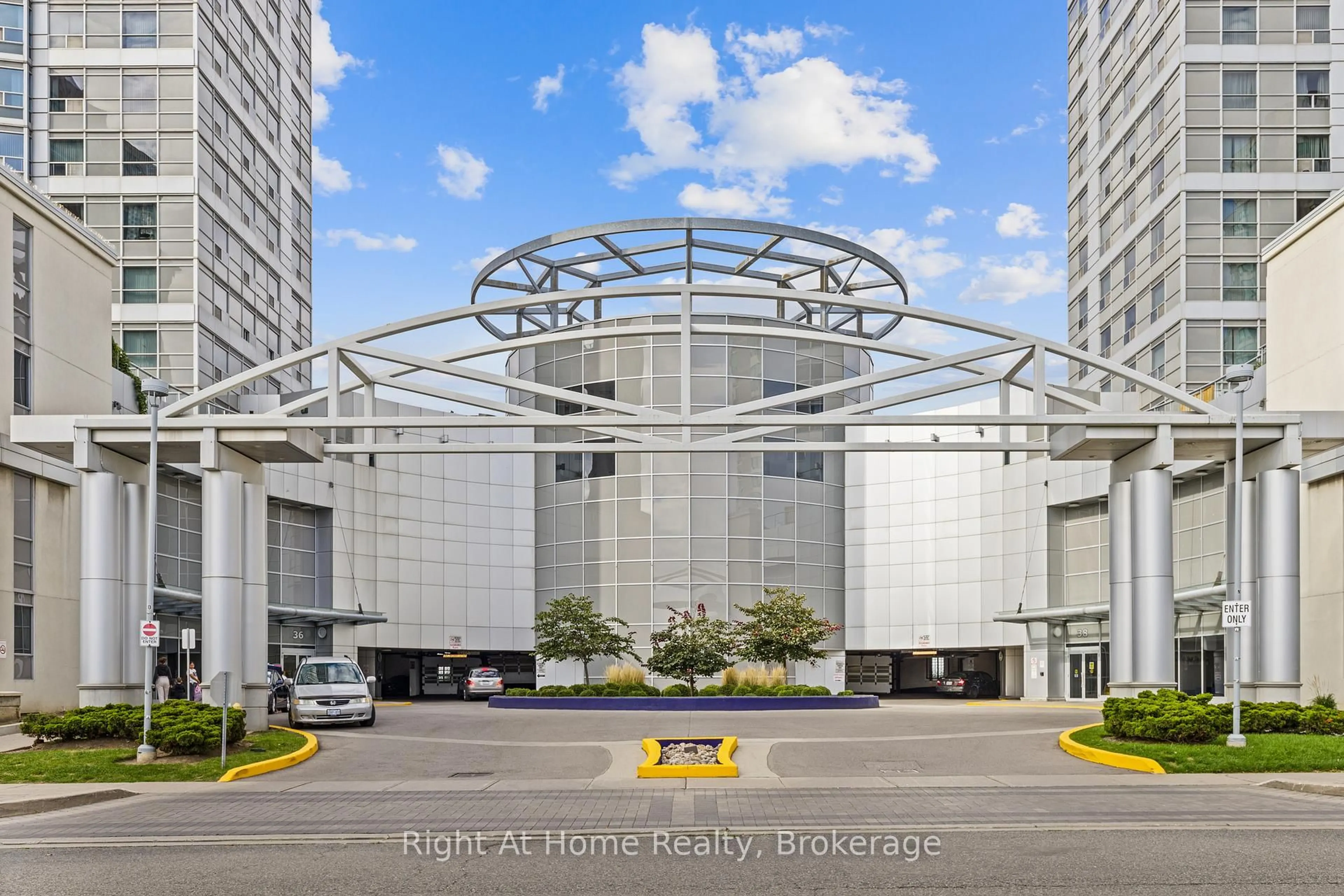 Indoor foyer for 36 Lee Centre Dr #1601, Toronto Ontario M1H 3K2