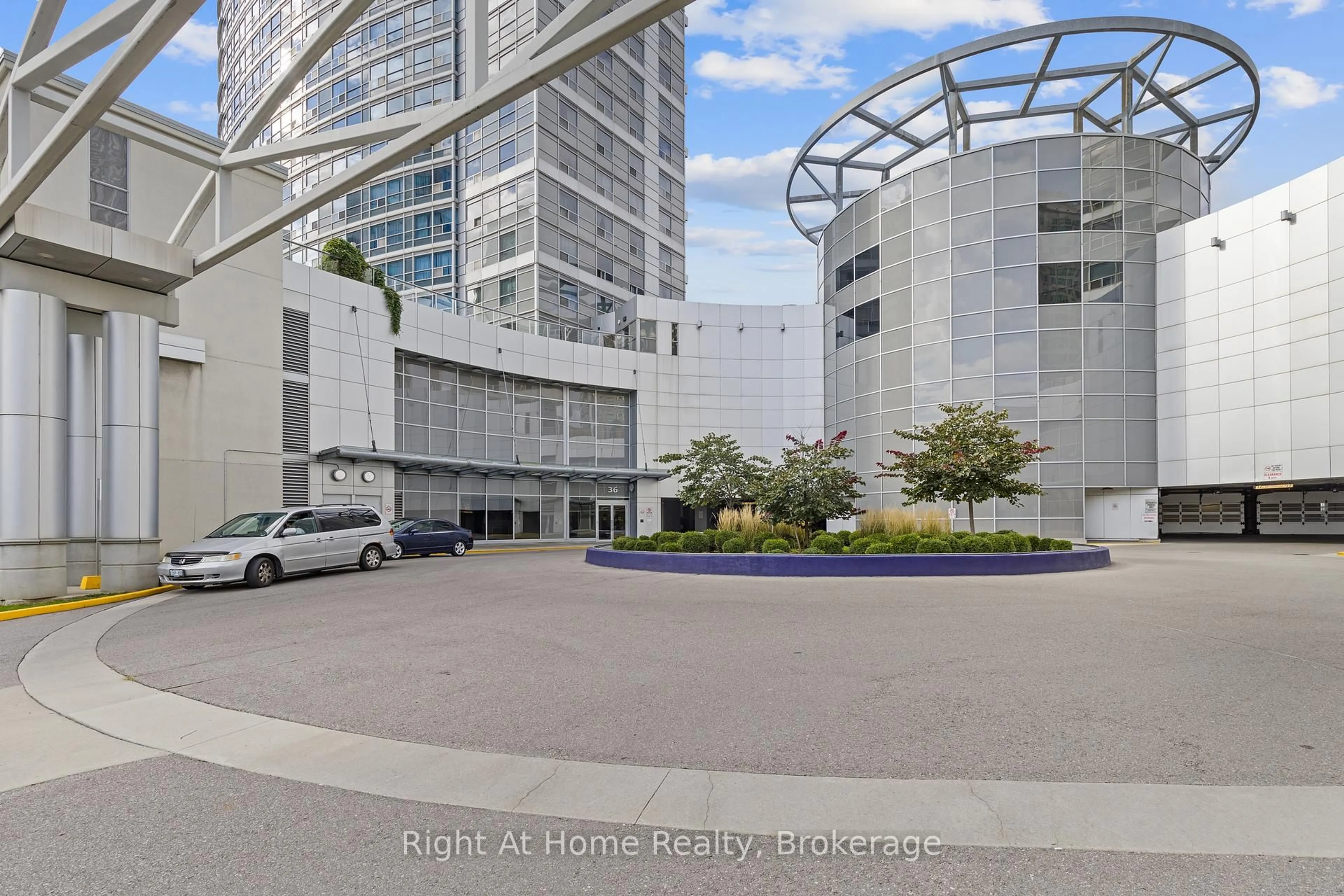 Indoor foyer for 36 Lee Centre Dr #1601, Toronto Ontario M1H 3K2