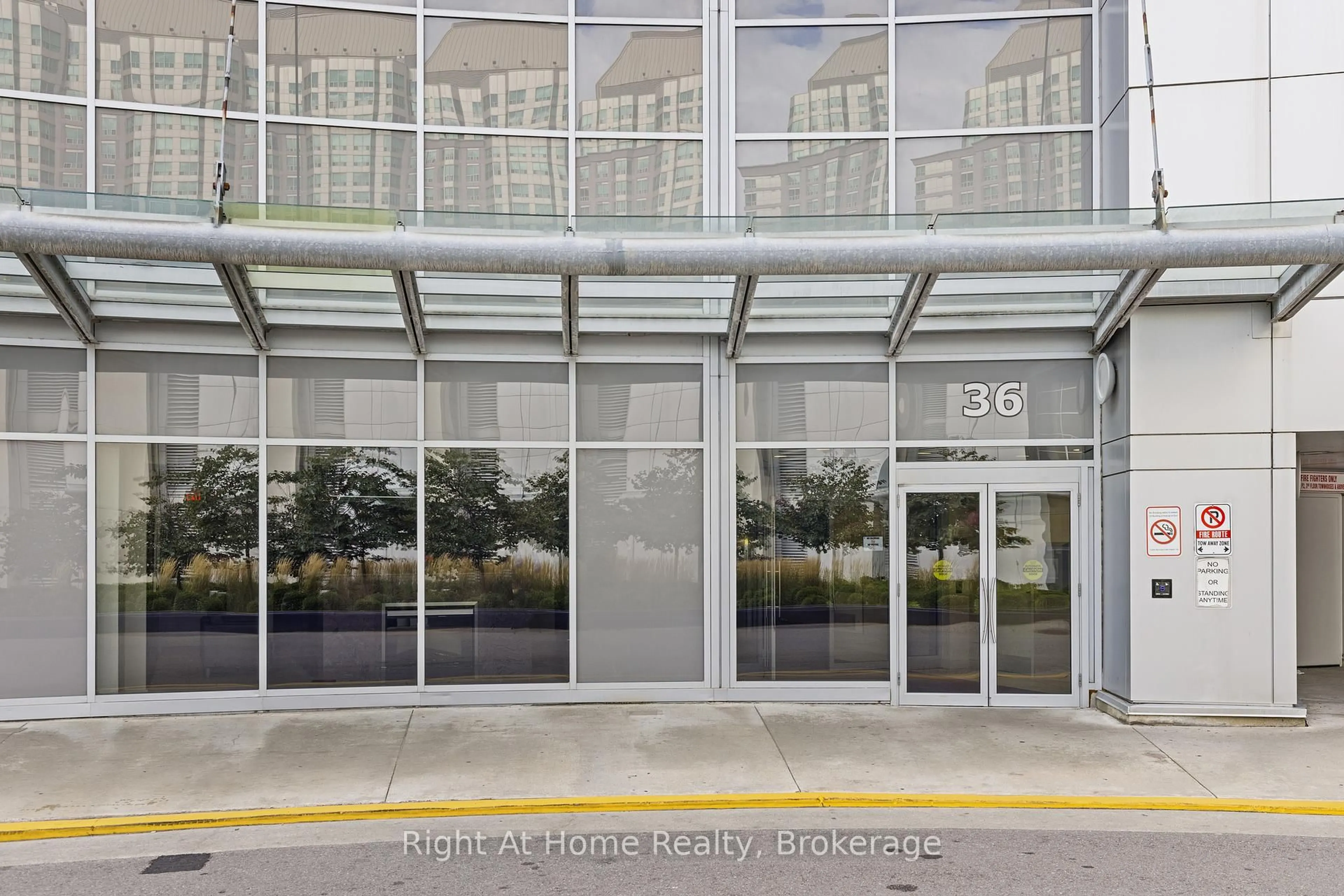 Indoor foyer for 36 Lee Centre Dr #1601, Toronto Ontario M1H 3K2