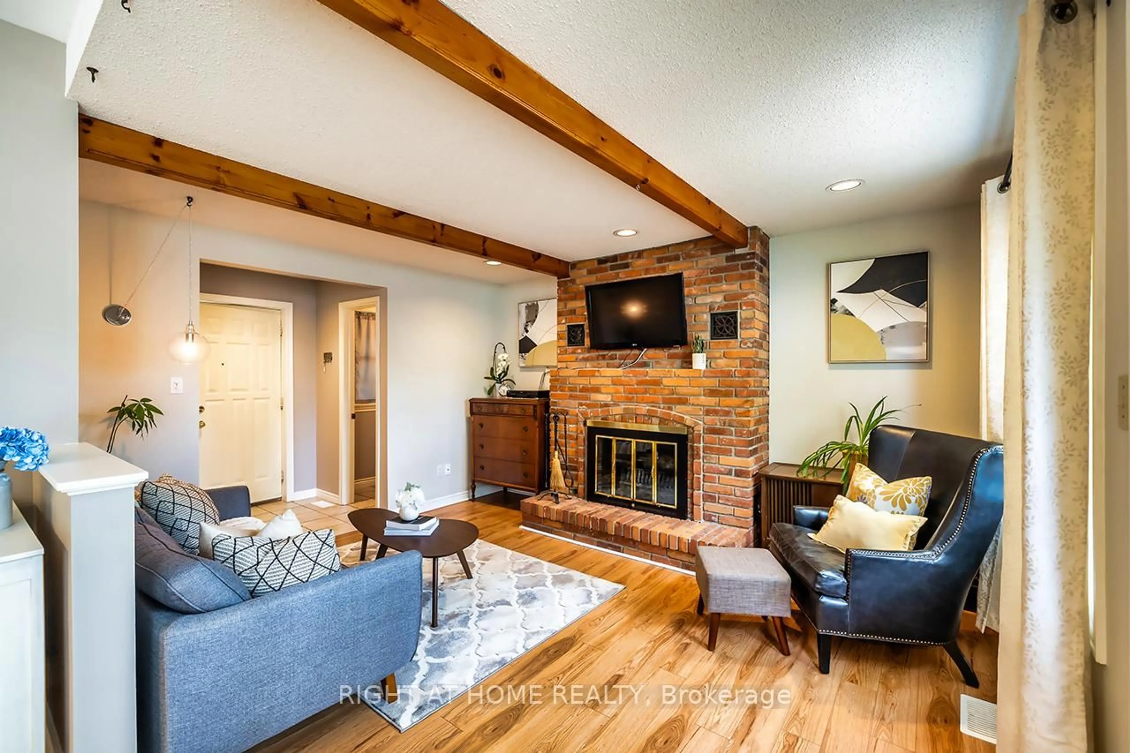 Living room with furniture, wood/laminate floor for 400 McDonald St, Scugog Ontario L9L 1L7