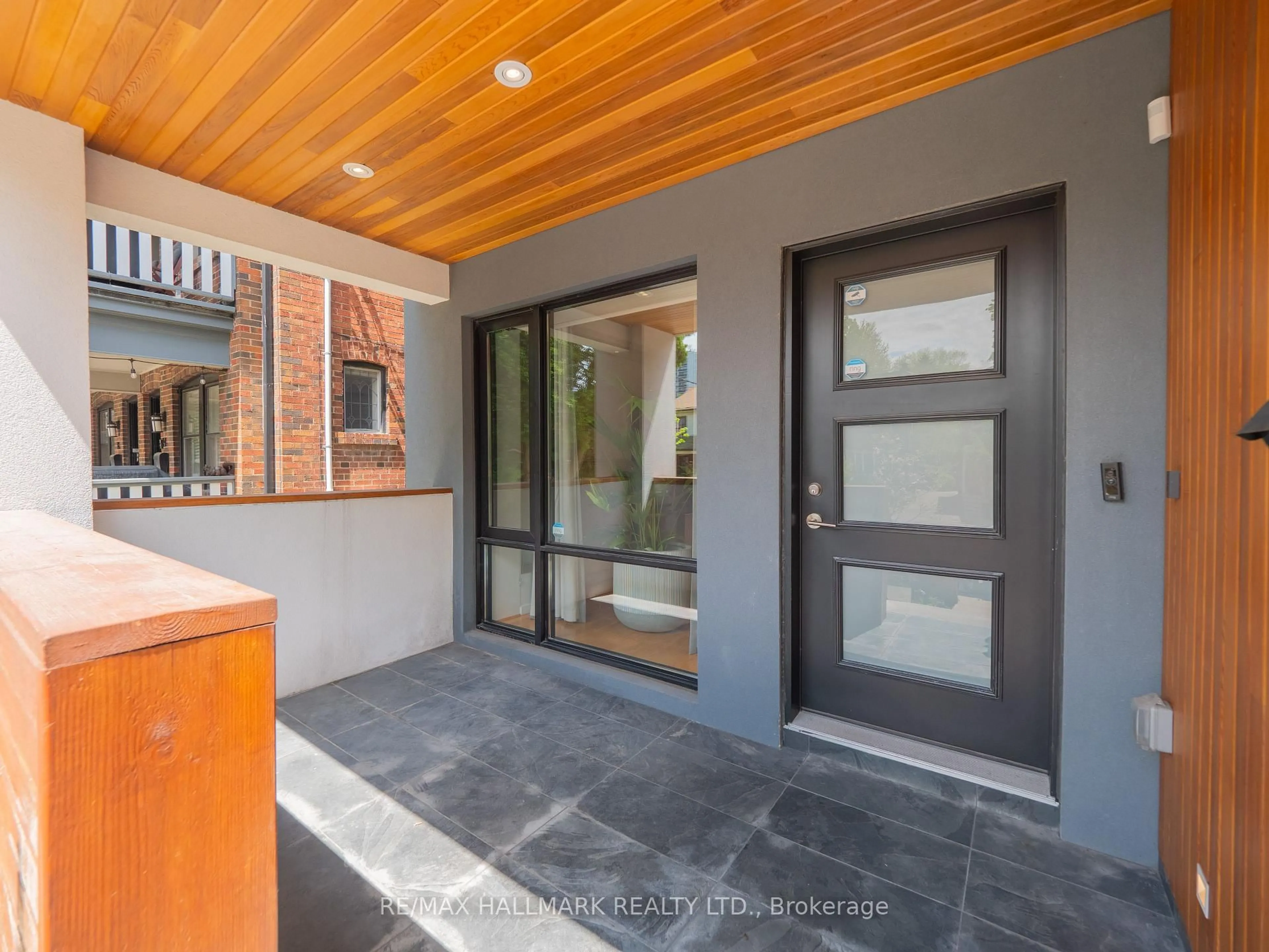Indoor entryway for 12 Thorncliffe Ave, Toronto Ontario M4K 1V5