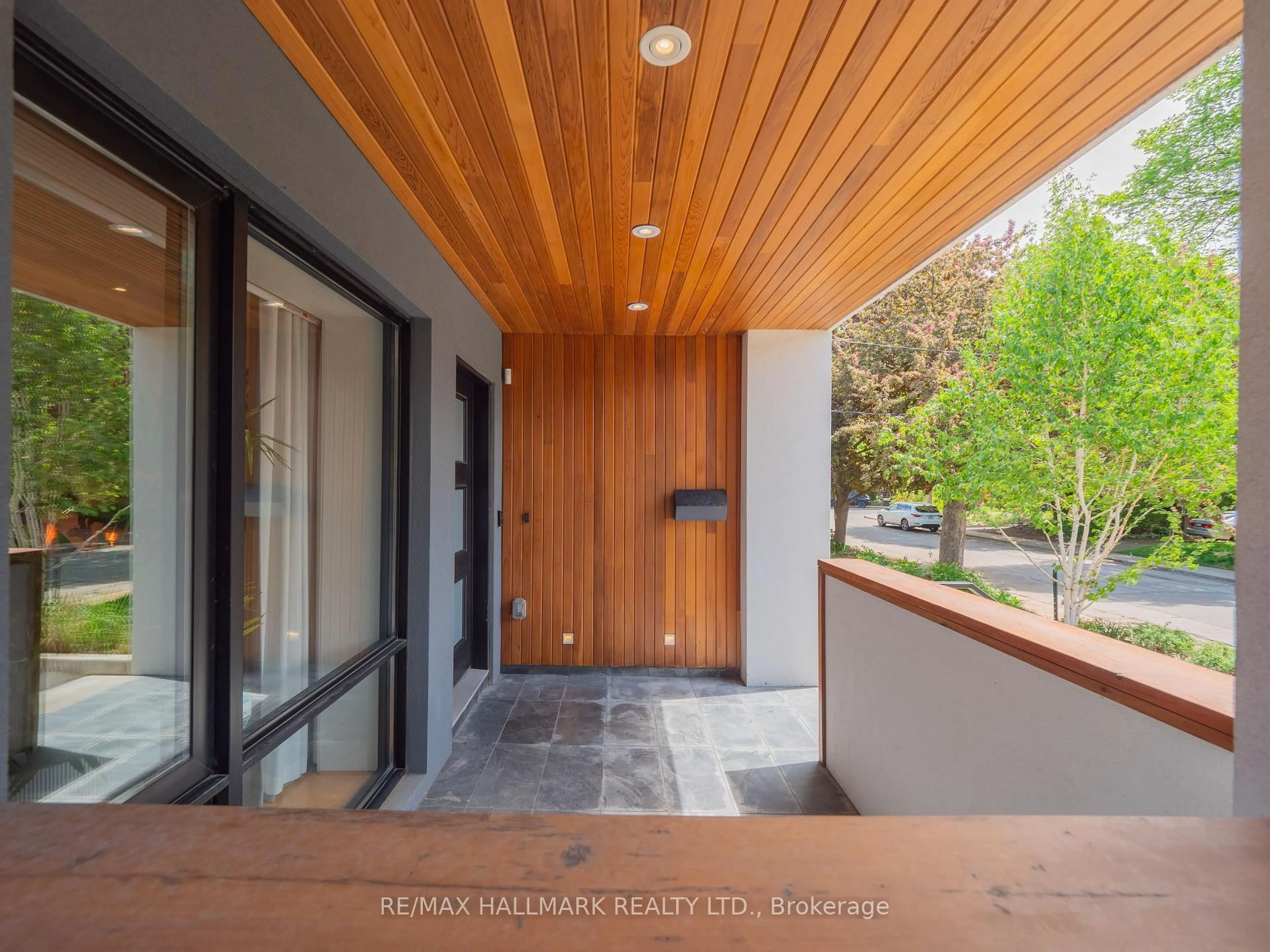 Indoor entryway for 12 Thorncliffe Ave, Toronto Ontario M4K 1V5