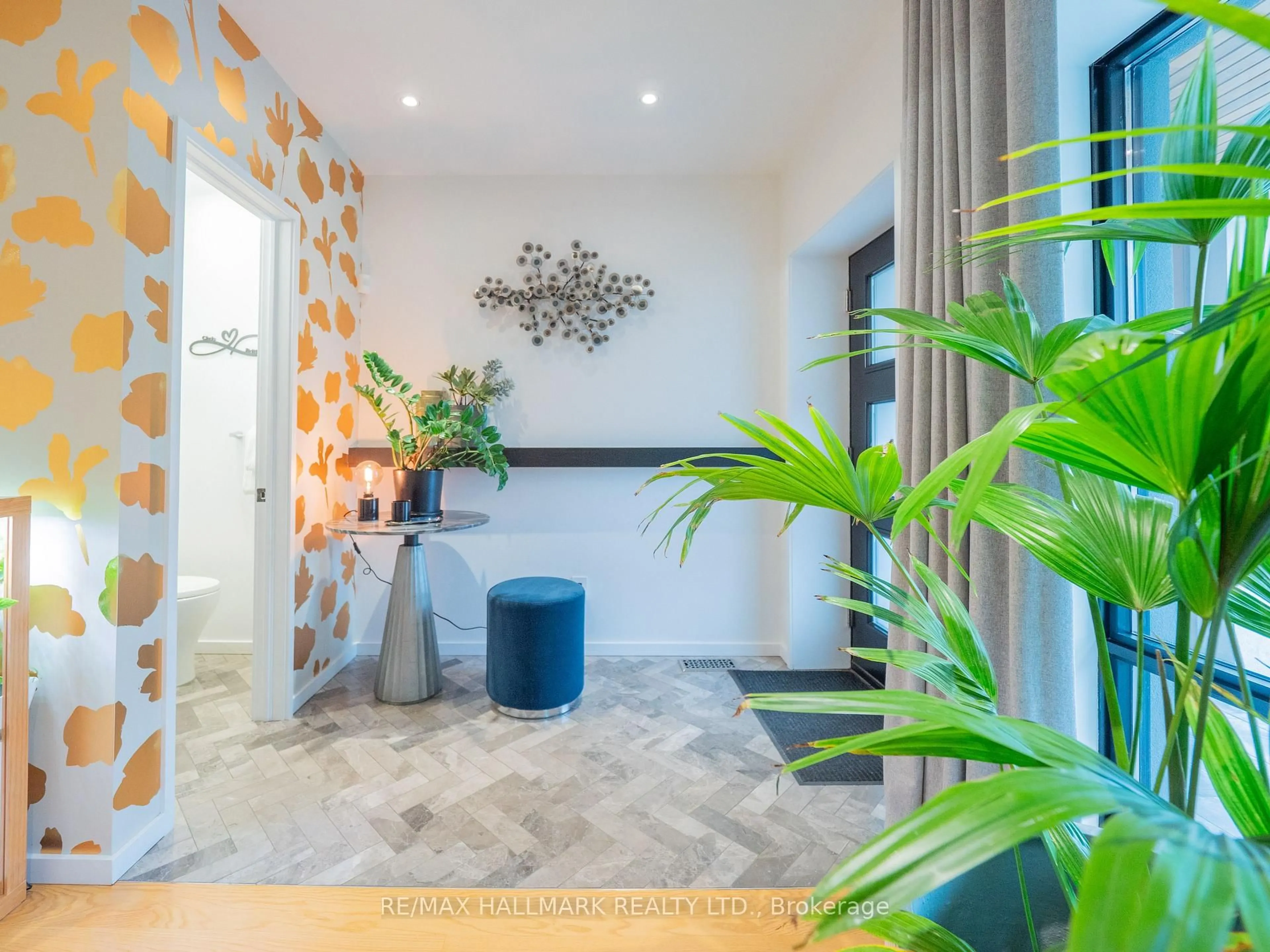Indoor entryway for 12 Thorncliffe Ave, Toronto Ontario M4K 1V5
