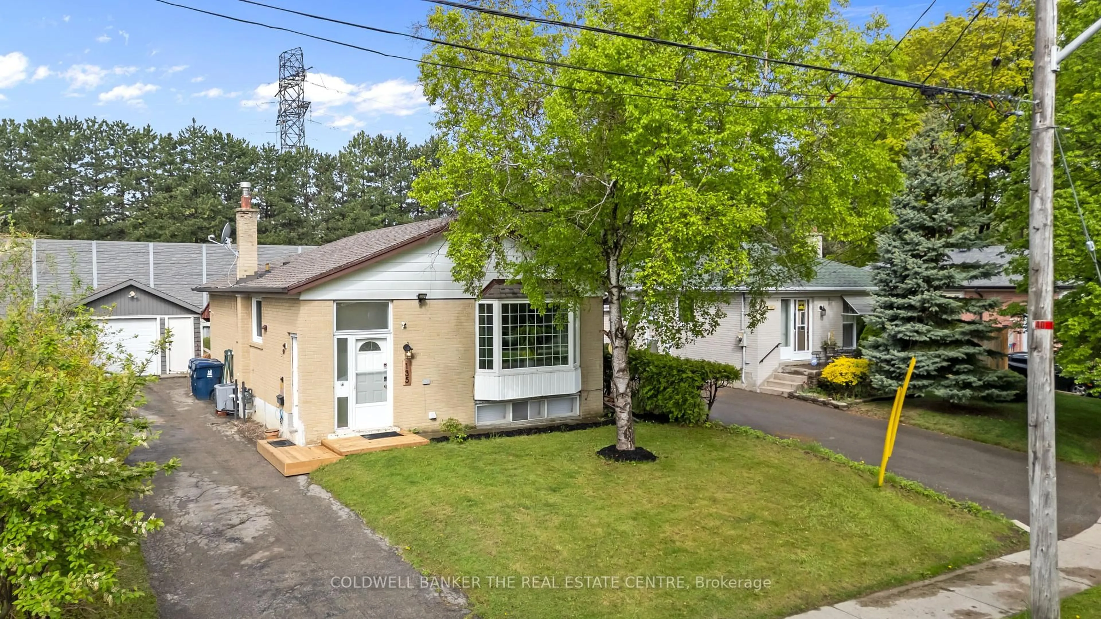 A pic from outside/outdoor area/front of a property/back of a property/a pic from drone, street for 135 Lord Roberts Dr, Toronto Ontario M1K 3W5
