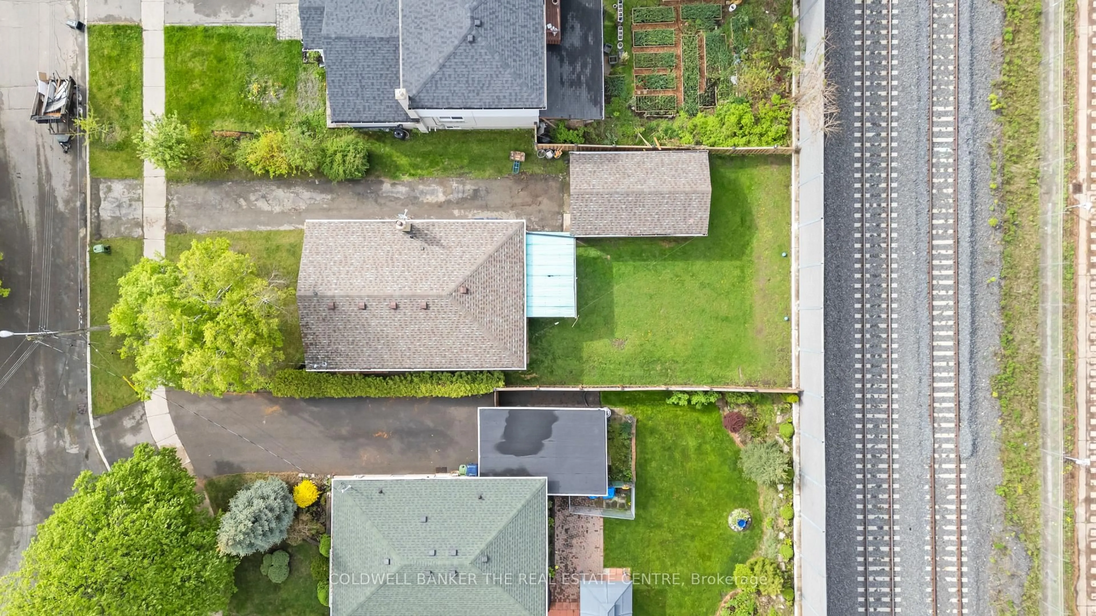 A pic from outside/outdoor area/front of a property/back of a property/a pic from drone, street for 135 Lord Roberts Dr, Toronto Ontario M1K 3W5