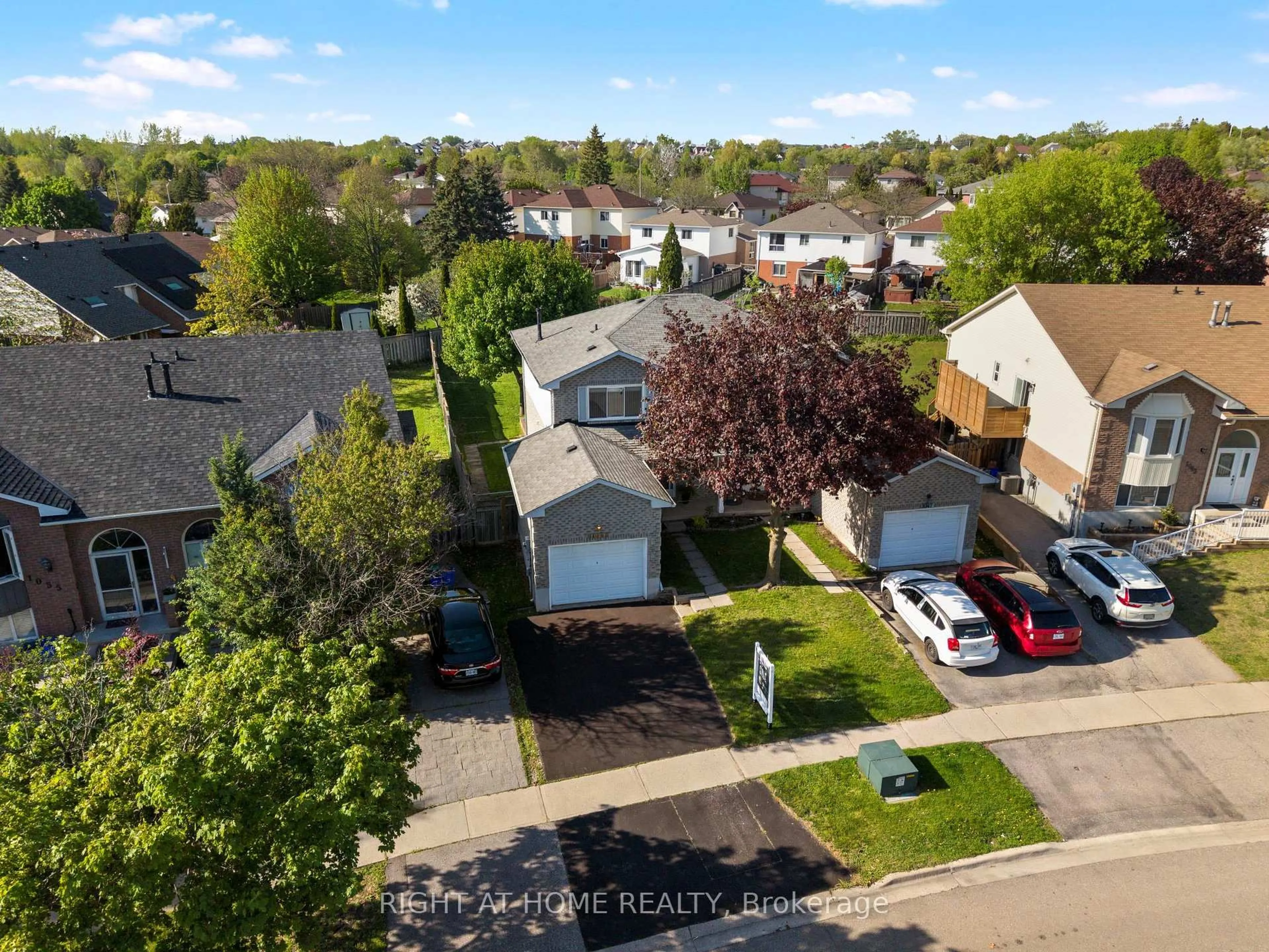 A pic from outside/outdoor area/front of a property/back of a property/a pic from drone, street for 1049 Attersley Dr, Oshawa Ontario L1K 1X8