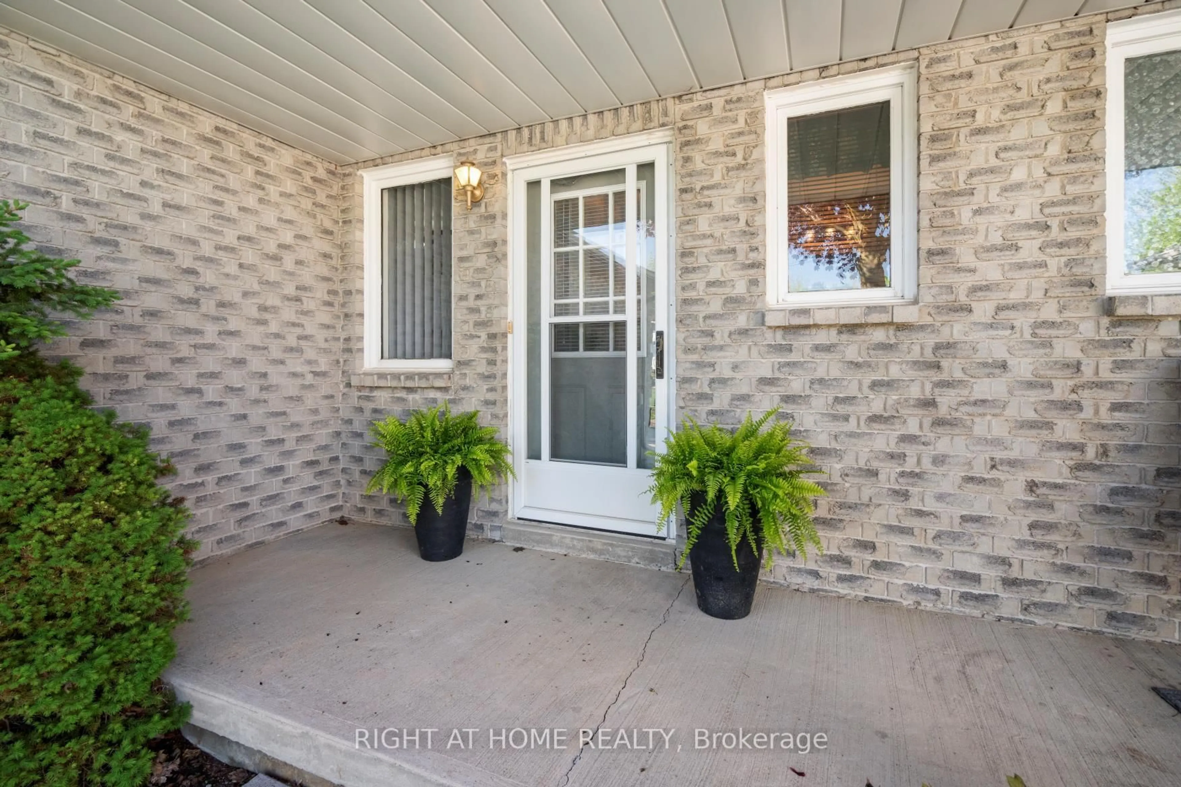 Indoor entryway for 1049 Attersley Dr, Oshawa Ontario L1K 1X8