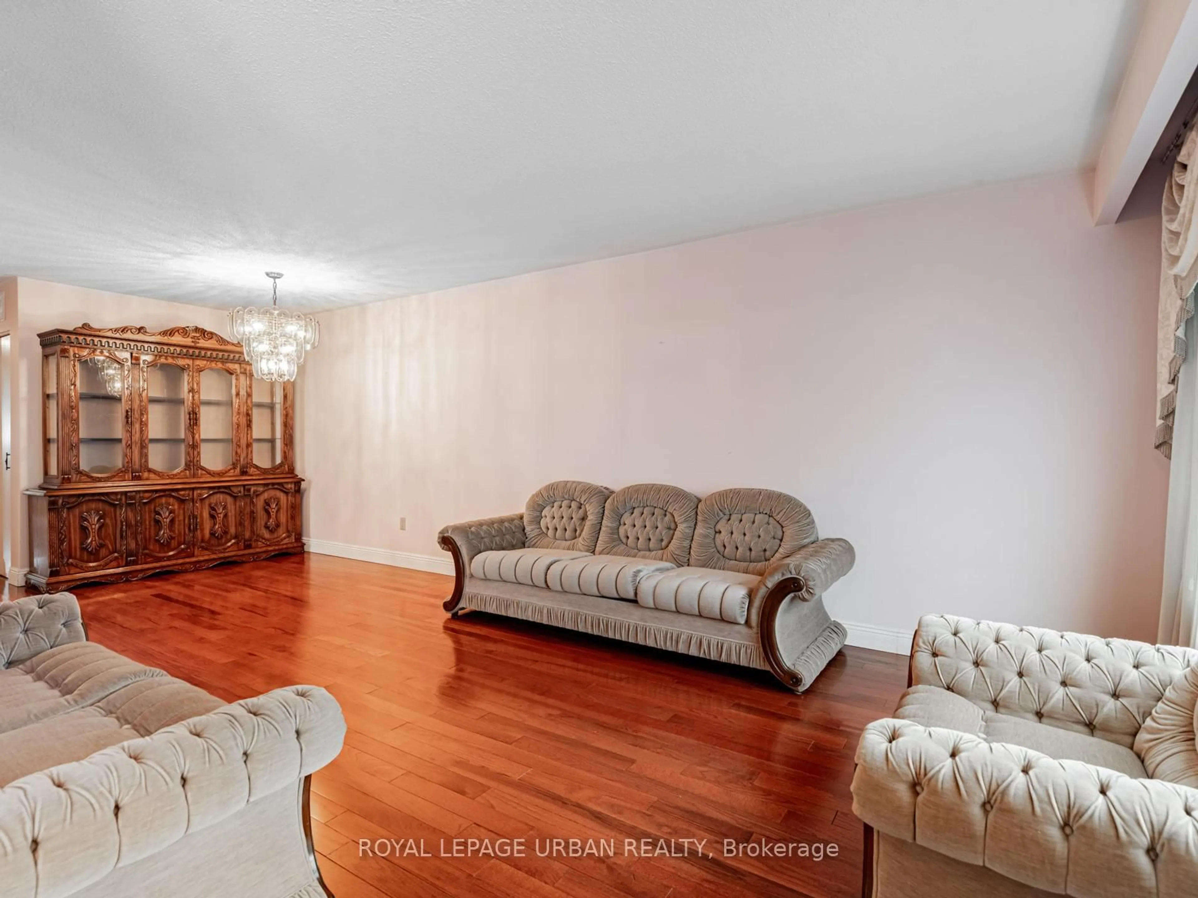 Living room with furniture, unknown for 122 Hildenboro Sq, Toronto Ontario M1W 1Y3