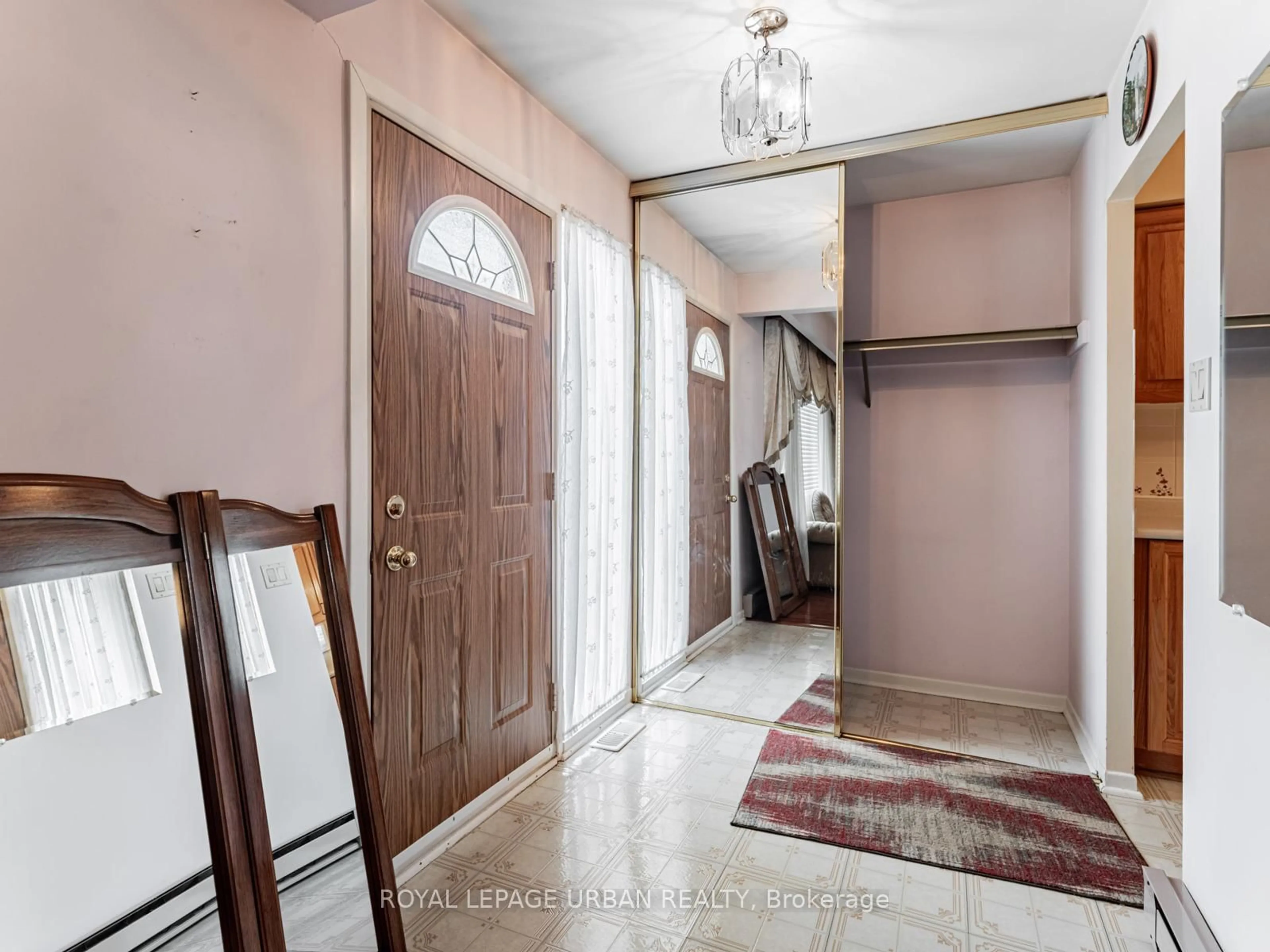 Indoor entryway for 122 Hildenboro Sq, Toronto Ontario M1W 1Y3