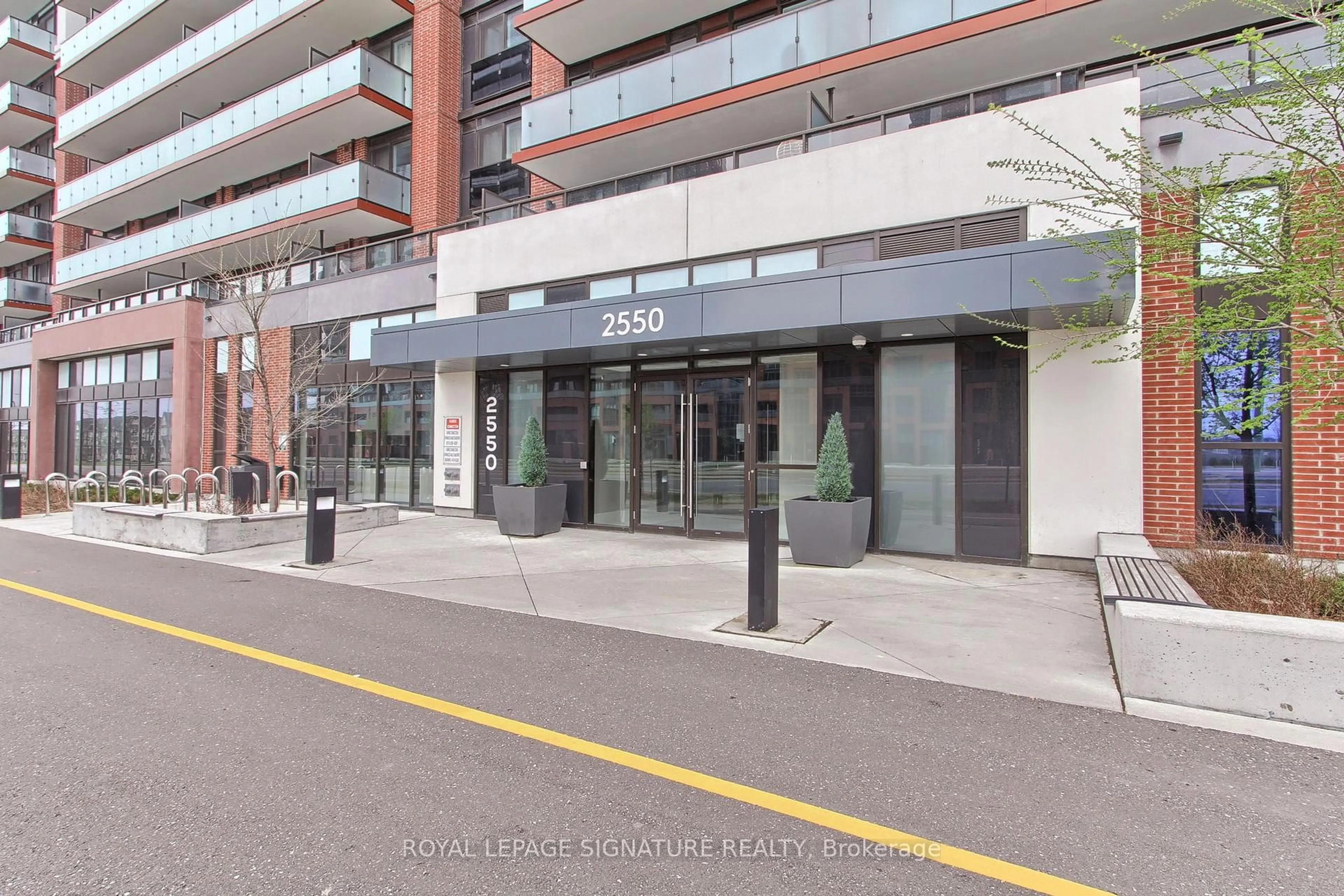 Indoor foyer for 2550 Simcoe St #1413, Oshawa Ontario L1L 0R5
