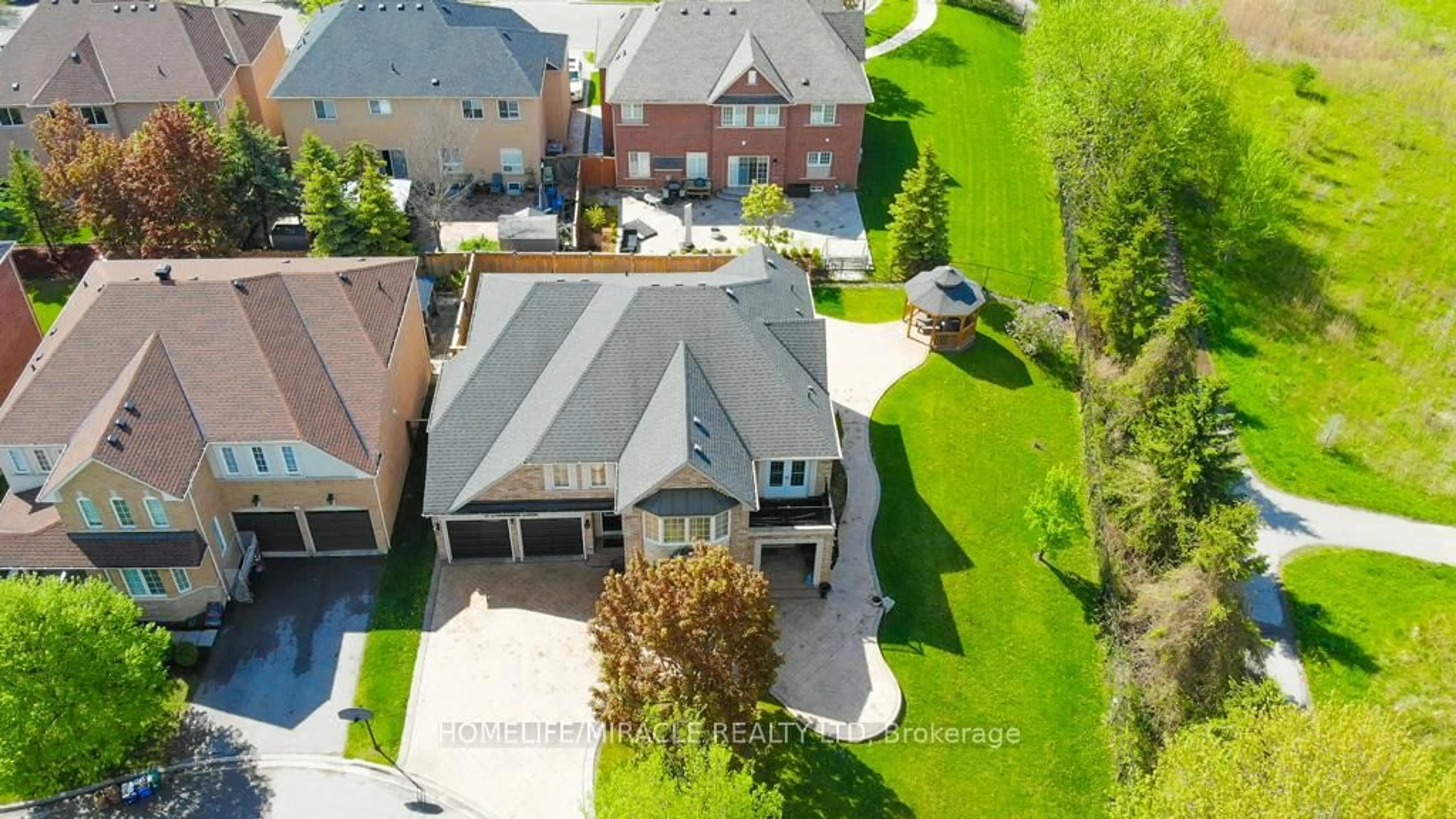 A pic from outside/outdoor area/front of a property/back of a property/a pic from drone, street for 6 Mackellar Crt, Ajax Ontario L1T 0G2