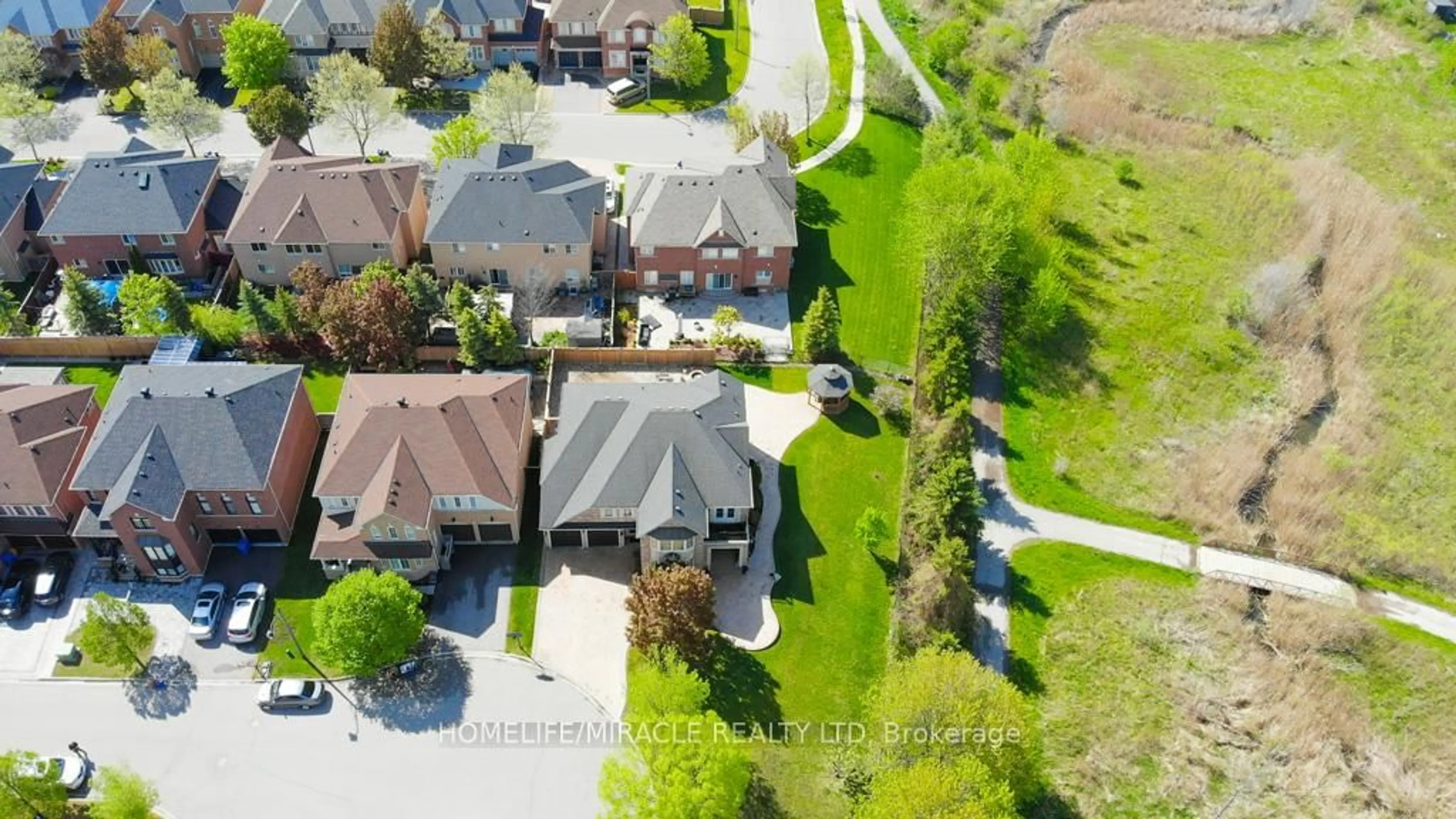 A pic from outside/outdoor area/front of a property/back of a property/a pic from drone, street for 6 Mackellar Crt, Ajax Ontario L1T 0G2
