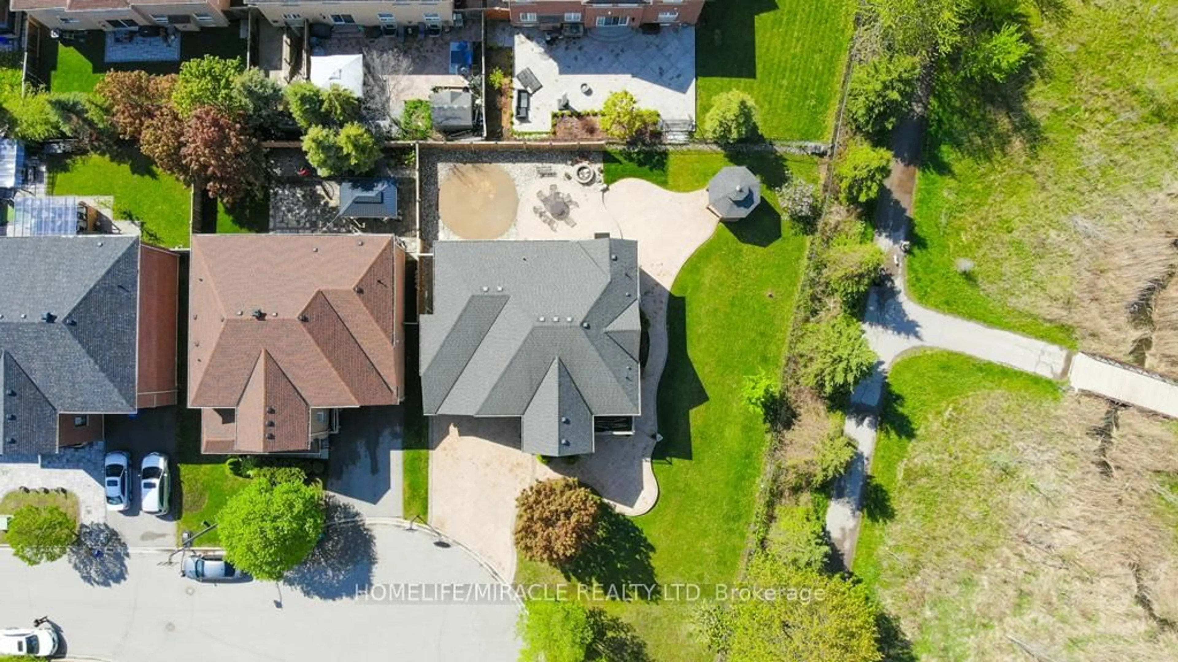 A pic from outside/outdoor area/front of a property/back of a property/a pic from drone, street for 6 Mackellar Crt, Ajax Ontario L1T 0G2