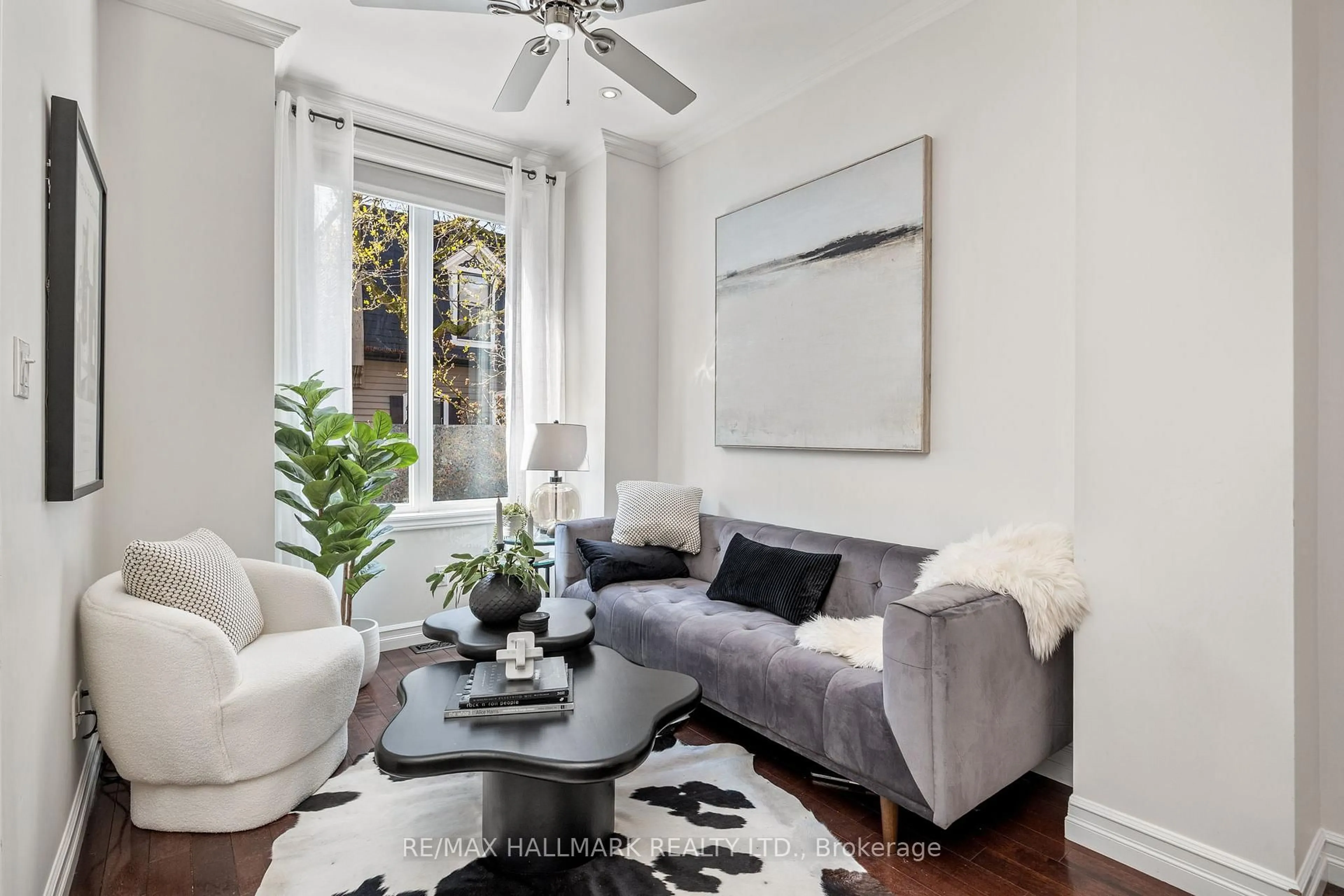 Living room with furniture, unknown for 48 Allen Ave, Toronto Ontario M4M 1T4